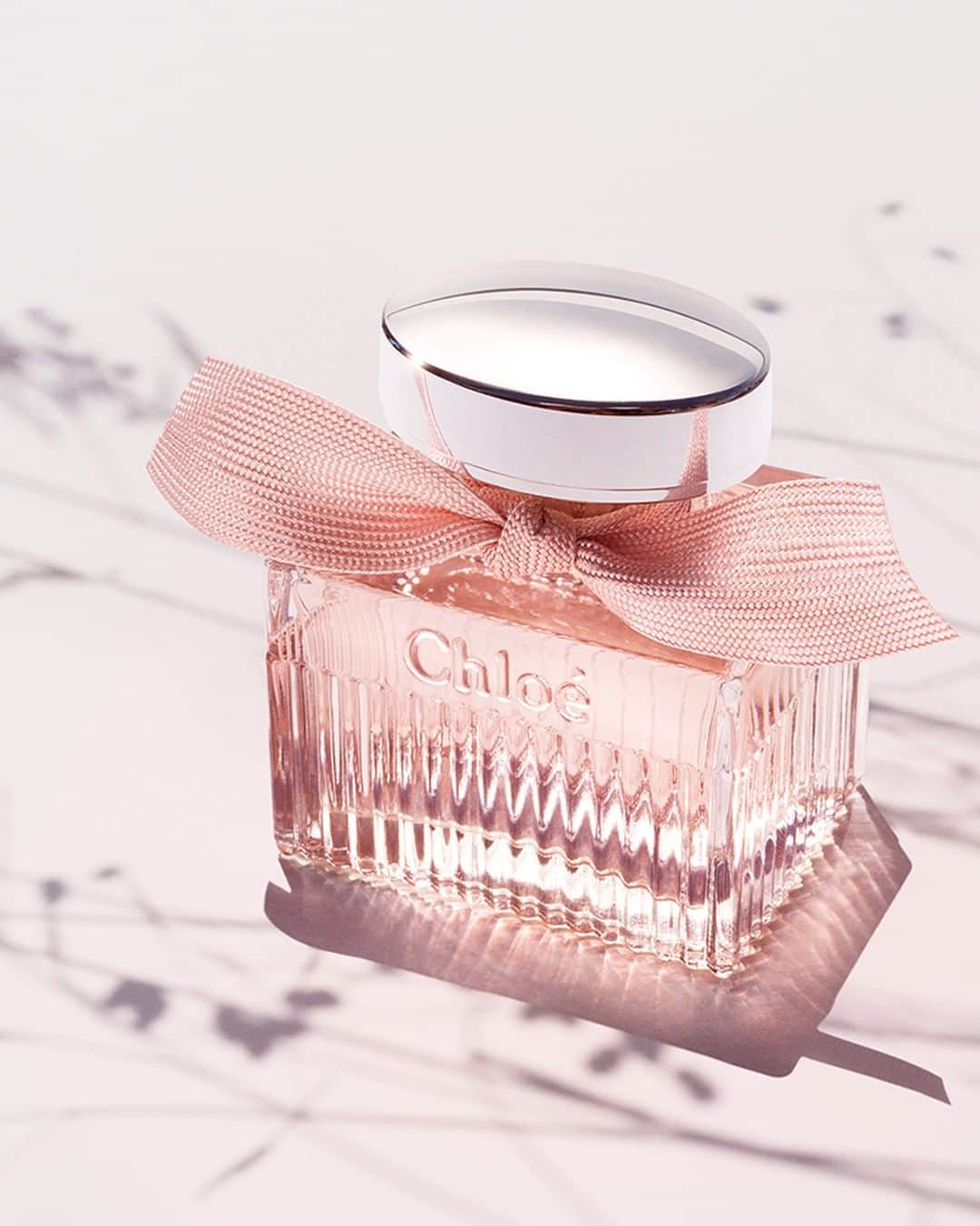 Chloéさんのインスタグラム写真 - (ChloéInstagram)「Introducing Chloé L’Eau: a fresh new fragrance  With its sparkling, fresh profile, this latest signature Chloé fragrance conjures the essence of a free-spirited woman  #chloeGIRLS #chloe」8月22日 0時01分 - chloe