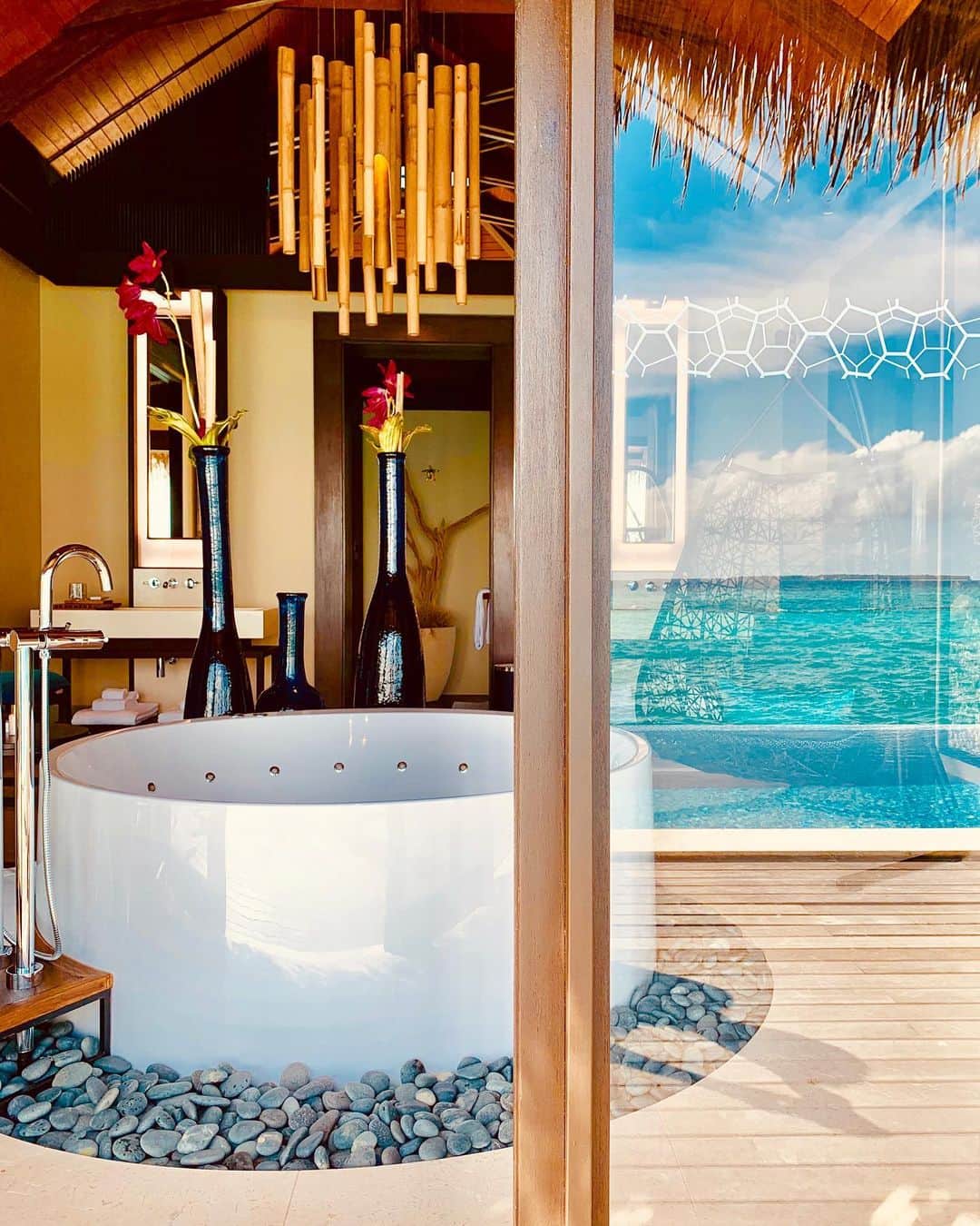Velaa Private Islandさんのインスタグラム写真 - (Velaa Private IslandInstagram)「Bath time doesn’t get much better than this!  #VelaaPrivateIsland #VelaaMoments」8月22日 0時01分 - velaaprivateisland
