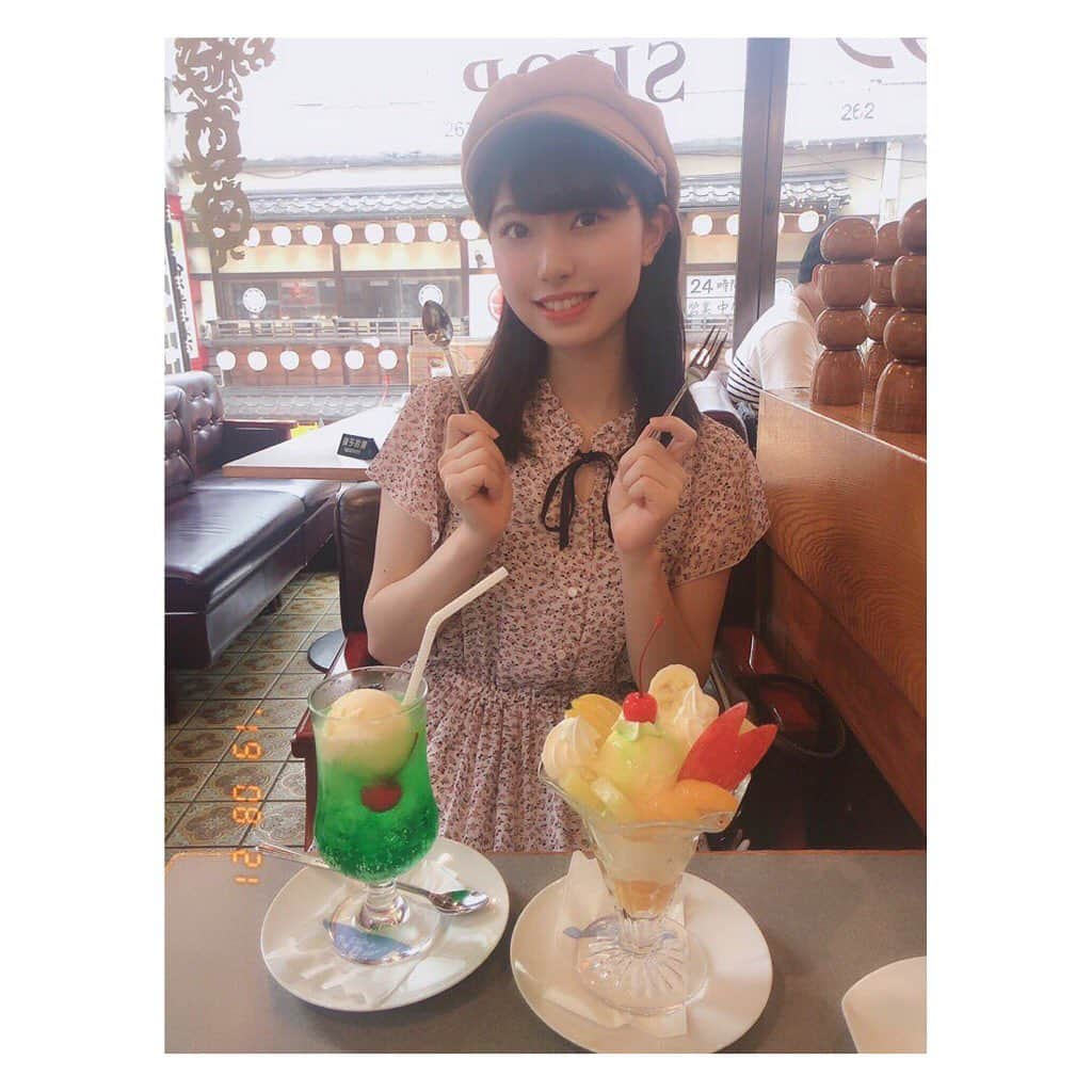 星名あゆみさんのインスタグラム写真 - (星名あゆみInstagram)「趣味の１つの純喫茶巡りしてきた〜〜🍈🍴﻿ ﻿ ここは上野にあるギャランってお店だよ。﻿ ﻿ 店内に流れるBGMもほぼ昭和歌謡で、﻿ お店の昭和感のある雰囲気がすごくよかった〜🎞 ・﻿ #レトロ喫茶 #純喫茶 #純喫茶巡り #喫茶店巡り #喫茶店 #昭和レトロ #珈琲店 #カフェ #uncafé #japon #japan #純喫茶コレクション #メロンクリームソーダ #fint  #instagramjapan #japanesegirls #like4likes #pasha_magazine #アイドル #idol #ヘアスタイル #followme #instagood #上野 #ギャラン#古着」8月22日 0時13分 - hoshina_ayumi