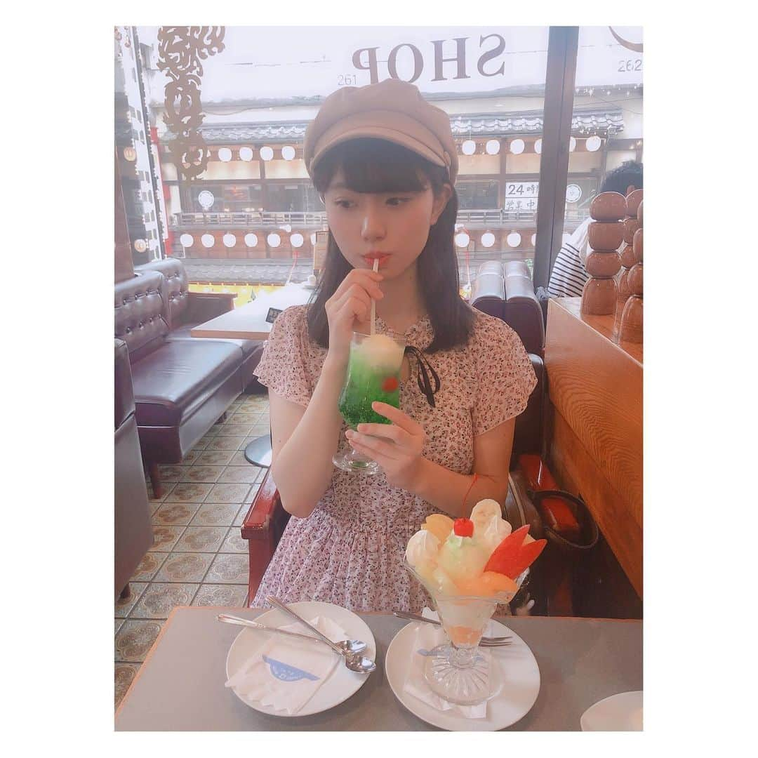 星名あゆみさんのインスタグラム写真 - (星名あゆみInstagram)「趣味の１つの純喫茶巡りしてきた〜〜🍈🍴﻿ ﻿ ここは上野にあるギャランってお店だよ。﻿ ﻿ 店内に流れるBGMもほぼ昭和歌謡で、﻿ お店の昭和感のある雰囲気がすごくよかった〜🎞 ・﻿ #レトロ喫茶 #純喫茶 #純喫茶巡り #喫茶店巡り #喫茶店 #昭和レトロ #珈琲店 #カフェ #uncafé #japon #japan #純喫茶コレクション #メロンクリームソーダ #fint  #instagramjapan #japanesegirls #like4likes #pasha_magazine #アイドル #idol #ヘアスタイル #followme #instagood #上野 #ギャラン#古着」8月22日 0時13分 - hoshina_ayumi