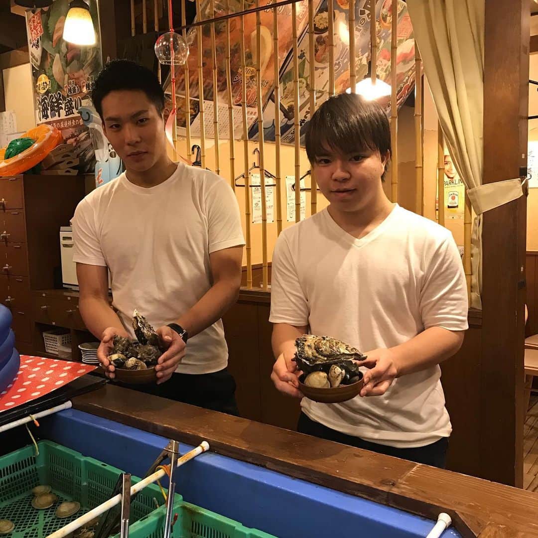 鶏魚 谷町のインスタグラム：「鶏魚です！しーちゃんです🎶 貝のつかみ取りファンが増えております*\(^o^)/* 是非、お試しあれ♡ #浜焼きファン #増える #鶏魚 #大阪 #谷町四丁目 #駅近 #セルフ飲み放題 #地域最安値 #コース #座敷 #個室 #貝盛り放題 #ガンガン焼き #あさり #はまぐり #ホンビノス貝 #牡蠣 #さざえ #飲み会 #女将」