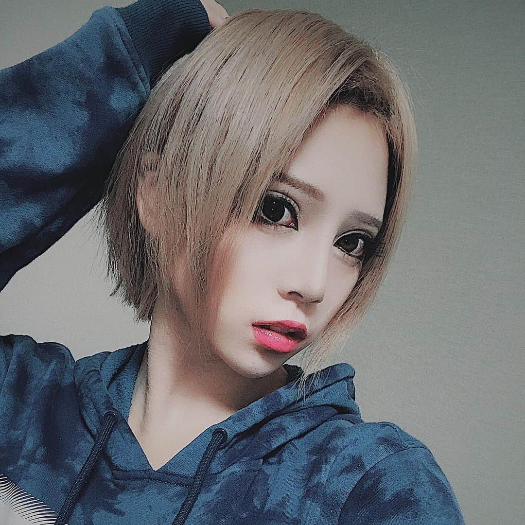侑季美怜のインスタグラム：「・ ・ ・ 髪短くしてから1日お風呂2回入るようになった ・ ・ ・ #短い乗って楽 #ほんと楽 #すぐ乾く #寝癖もすぐ治る #ドライヤーも3分で終わる #夢みたい #前髪無しだよ #これもあり？ #一生ショートあり #もっと短くしたい願望」