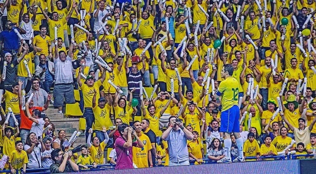 アレッサンドロ・ローザ・ヴィエイラのインスタグラム：「Que saudade! 🇧🇷 👟⚽️🥅 👑 #OREI 👑」