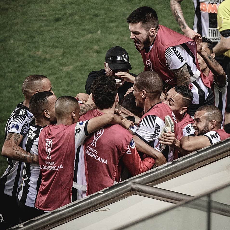 ナタンのインスタグラム：「Unidos Pelo Galo 🐔💪🏻🔥 📸 @pedrovalefoto」