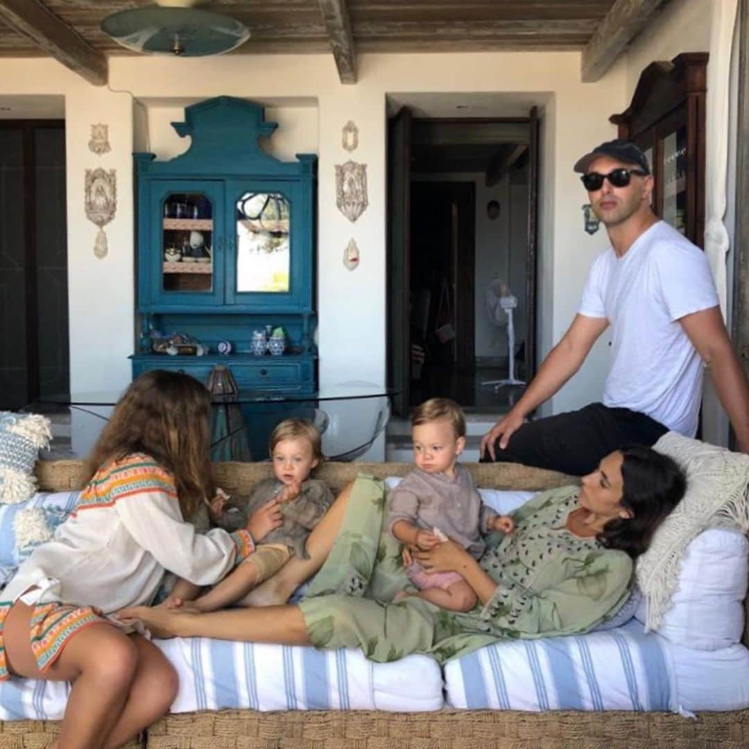 のインスタグラム：「Same place, same us, one year later ... 🤚🏻=❤️   #delfinadelettrez  #family🤚🏻❤️」