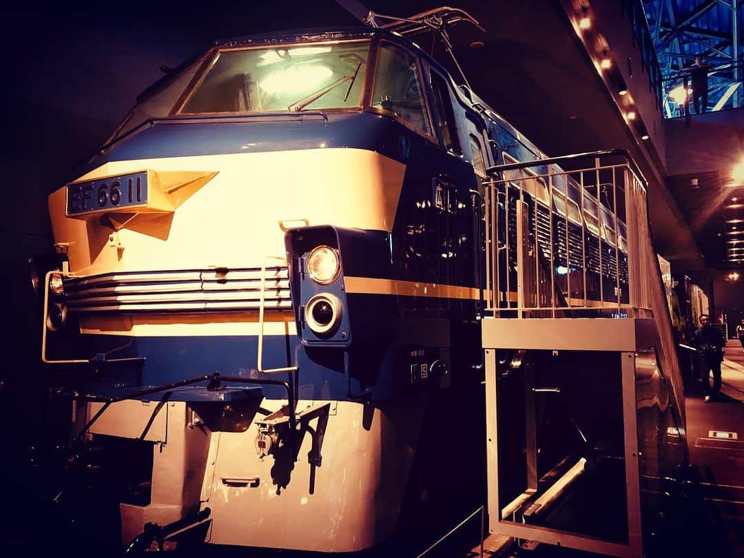 IZAMさんのインスタグラム写真 - (IZAMInstagram)「『列車 其の弐』  ブルートレイン。 幼い頃に乗ってみたかった列車。 乗れなかったけど。  Nゲージでも持っていたたなぁ。。。 ねぇ、母上、、、あのNゲージ達は何処へ？😭 #列車 #電車 #ブルートレイン #Nゲージ #昭和」8月22日 0時20分 - izam_official_