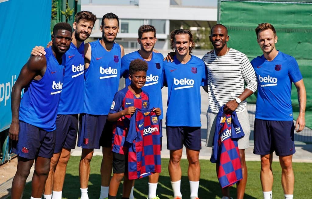 クリス・ポールさんのインスタグラム写真 - (クリス・ポールInstagram)「Unreal experience visiting @fcbarcelona during practice today!! They’re the go-to team when @littlechrisp and I play FIFA so this was extra special for us! Much love for the hospitality 🙏🏾」8月22日 0時20分 - cp3