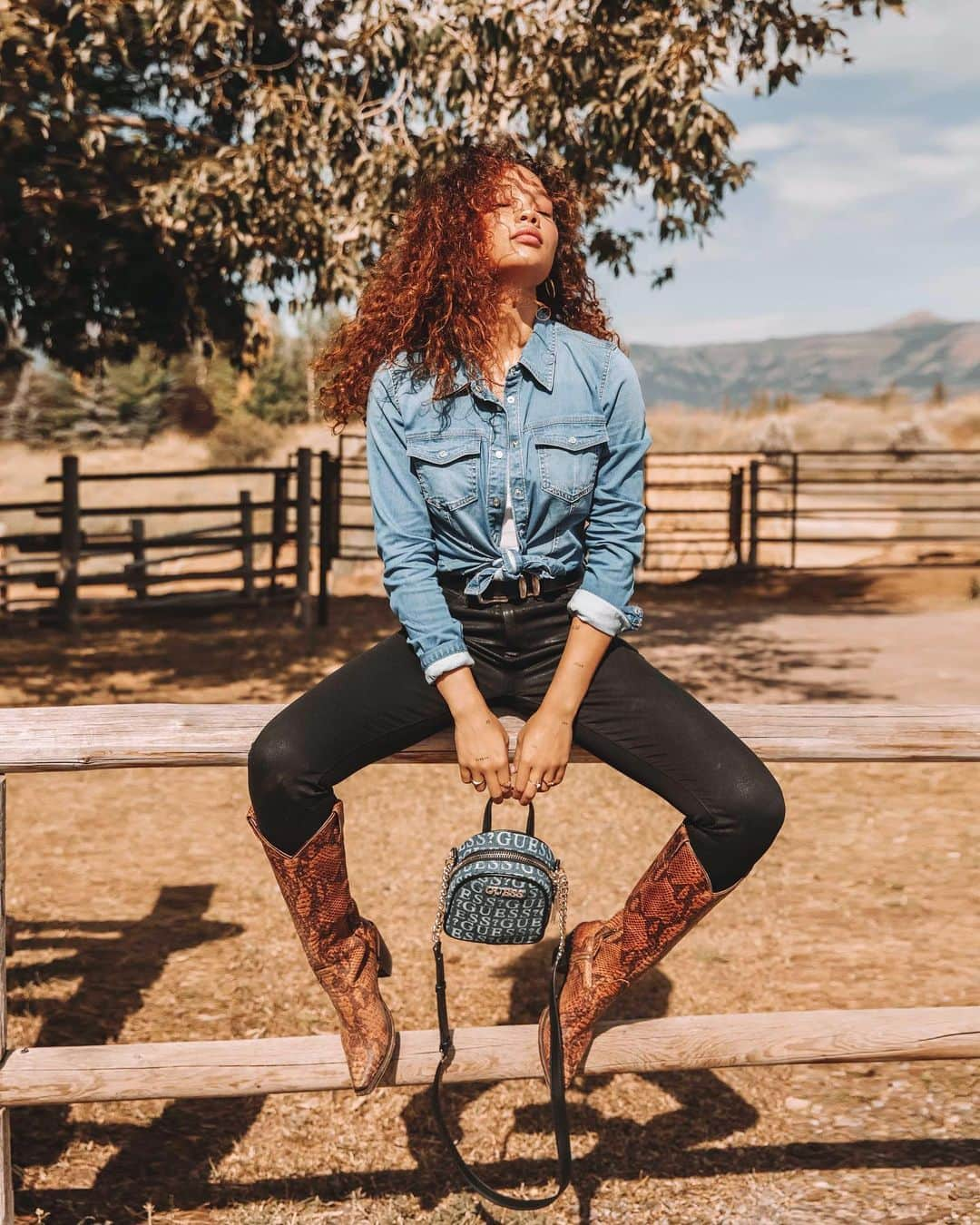 ゲスさんのインスタグラム写真 - (ゲスInstagram)「a dime in denim 🦋👖💎 @ashley_moore_ #GUESSRanch #DestinationGUESS」8月22日 0時23分 - guess