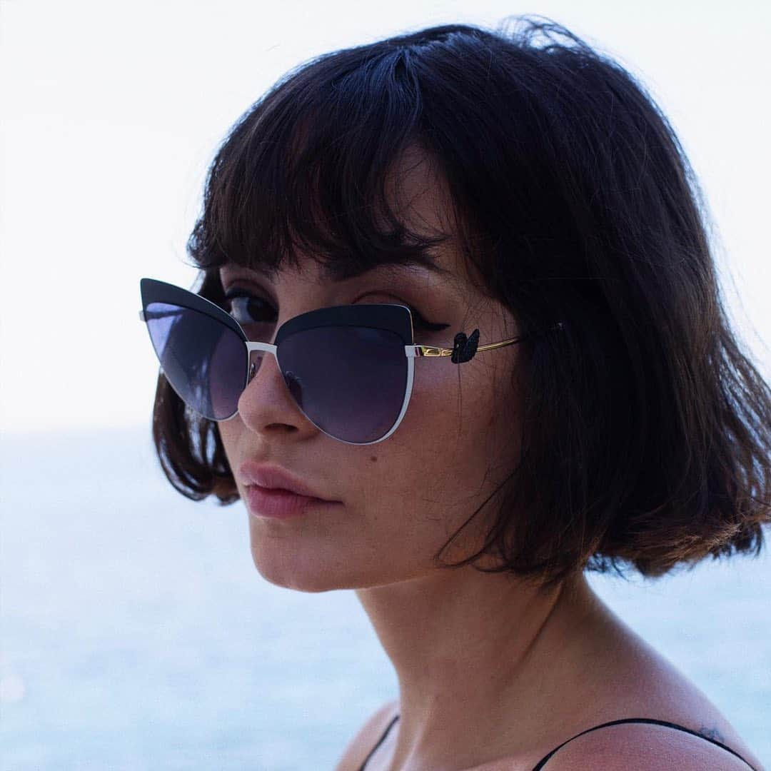 SWAROVSKIさんのインスタグラム写真 - (SWAROVSKIInstagram)「@taylorlashae shows us that @swarovski sunglasses are an everyday wardrobe staple that take you from city to beach and office to drinks in sparkling style. #SwarovskiEyewear」8月22日 0時40分 - swarovski