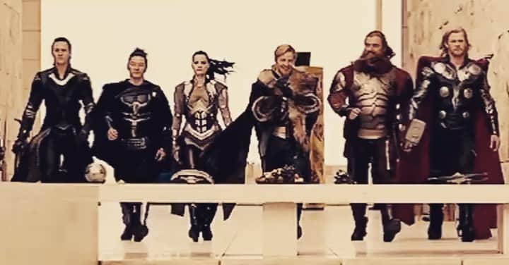 ジョシュア・ダラスのインスタグラム：「To that time in Asgard and then on Earth. #thor #asgard #tbt」
