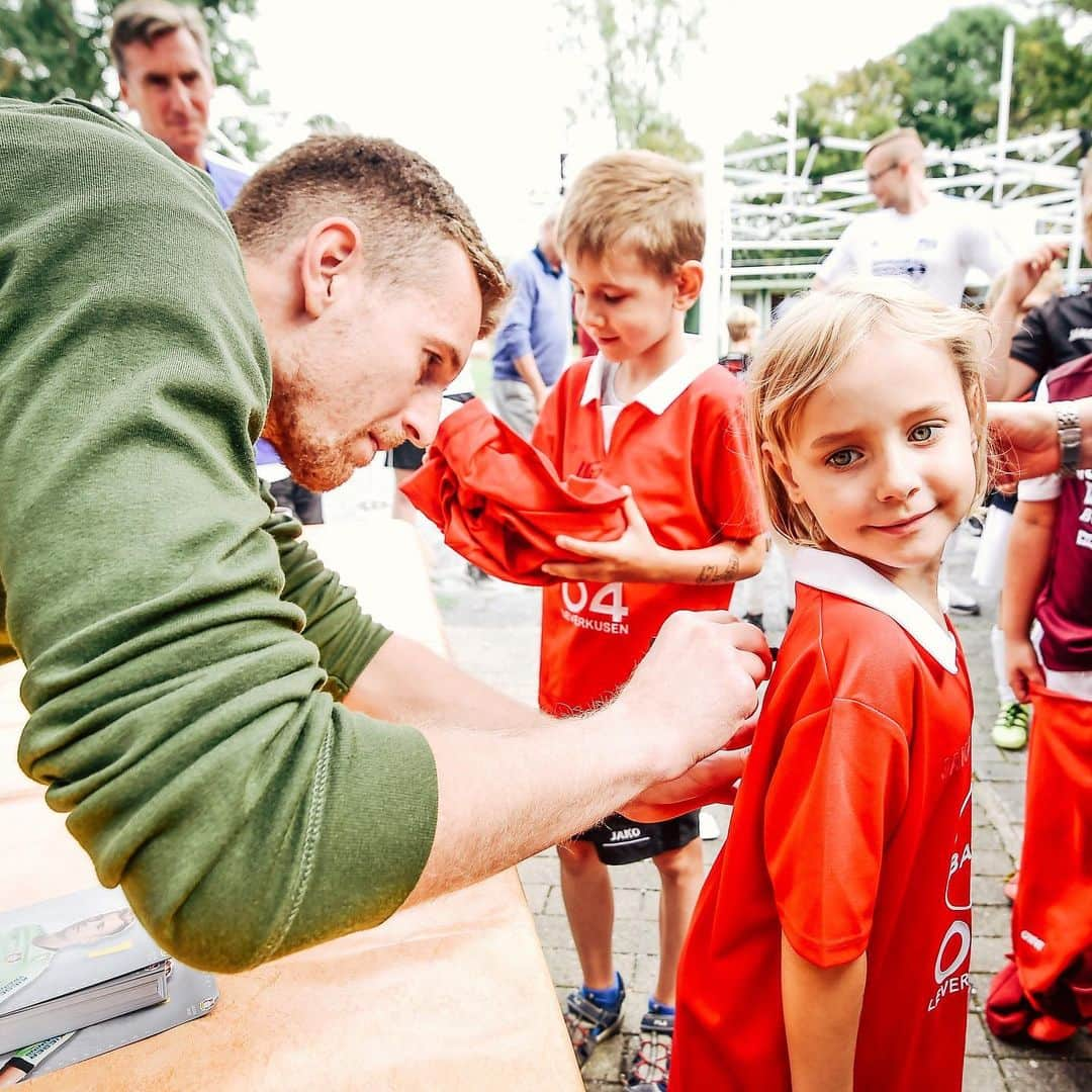 バイエル・レバークーゼンさんのインスタグラム写真 - (バイエル・レバークーゼンInstagram)「#fanlove by @lhradecky 🖤❤️ #Bayer04 #Werkself」8月22日 0時36分 - bayer04fussball