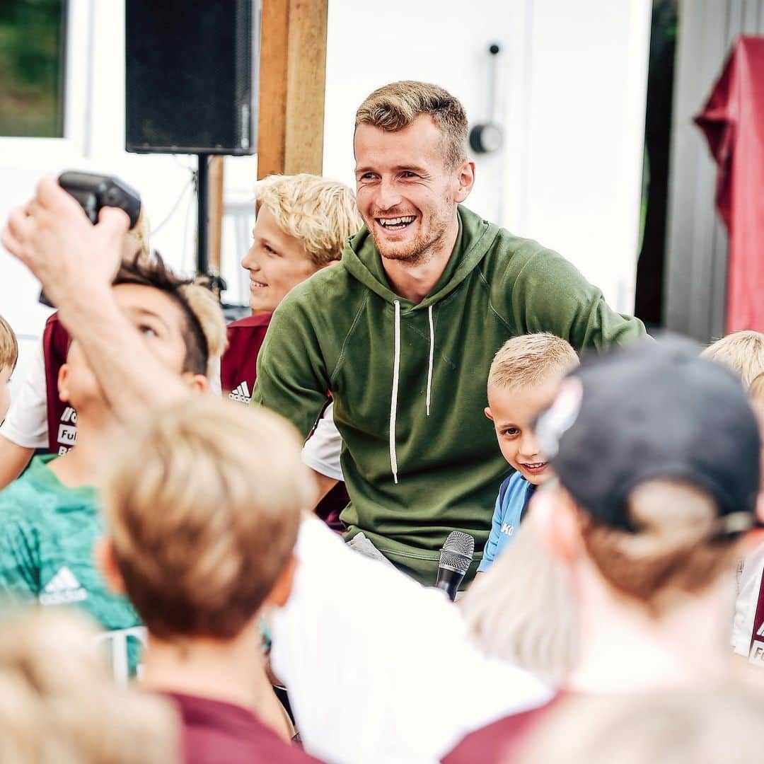 バイエル・レバークーゼンさんのインスタグラム写真 - (バイエル・レバークーゼンInstagram)「#fanlove by @lhradecky 🖤❤️ #Bayer04 #Werkself」8月22日 0時36分 - bayer04fussball