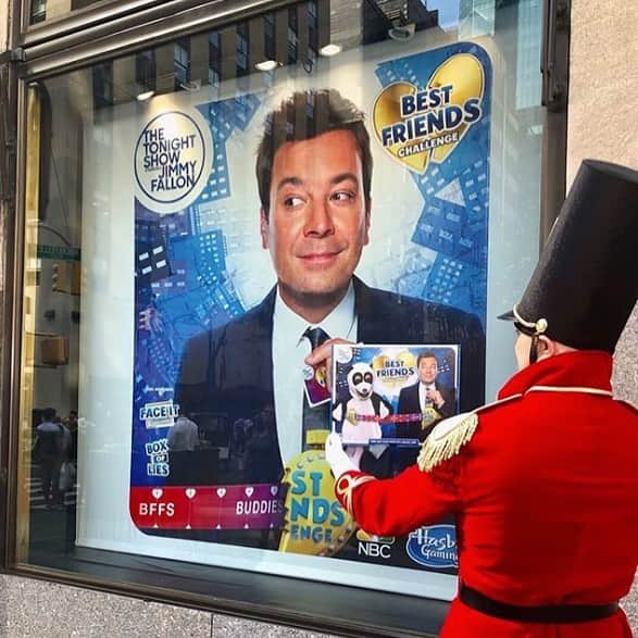 Hasbroさんのインスタグラム写真 - (HasbroInstagram)「#Repost @faoschwarz Calling #BFFs everywhere. We can’t stop playing the @hasbro @fallontonight @jimmyfallon #BestFriendsChallenge party game available in store now. Tag a friend below who you want to play with! #OurWorldOfWonder」8月22日 0時37分 - hasbro