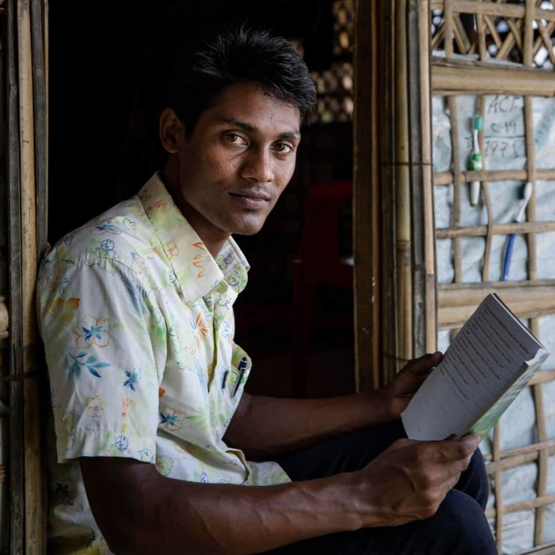 unicefさんのインスタグラム写真 - (unicefInstagram)「"For 2 years, I have not had the chance to study. There is no light as bright as education. I am like a fish out of water." Shawfiq, 18, tells us from his daily self-taught English lesson in a refugee camp in Cox's Bazar, Bangladesh. Shawfiq studies every day for four hours and his command of English is impressive. “In Myanmar I studied 6 subjects, Burmese, English, maths, biology, physics and chemistry." He explains. In order to put education at the heart of the ongoing Rohingya refugee response, we’re supporting efforts to implement a national curriculum by developing teaching and learning materials, training teachers, creating school like spaces, and strengthening learning and development assessment systems. For children like Shawfiq, and #ForEveryChild, education is a right. © UNICEF/UN0326962/Brown」8月22日 0時45分 - unicef