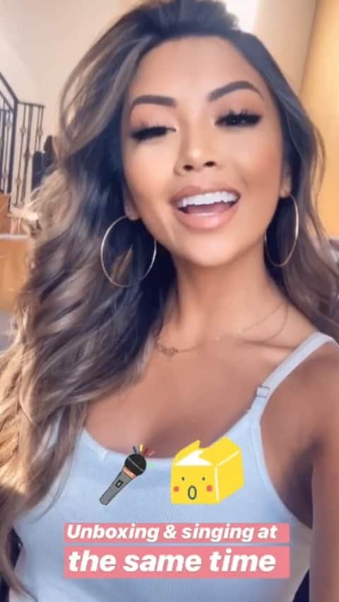 リアン Vのインスタグラム：「Decided to do alil something different with my unboxing videos in my stories 🤣 Hope you enjoy it! Stay tuned for my next makeup giveaway! 🎁」