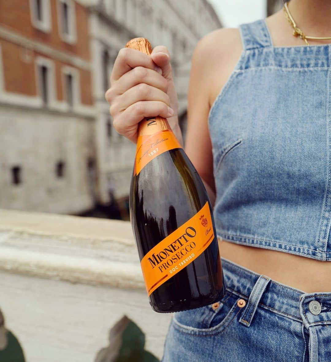 Mionetto Prosecco Deutschlandさんのインスタグラム写真 - (Mionetto Prosecco DeutschlandInstagram)「Zeit, den Feierabend draußen mit Freunden zu genießen! Mach dein Outfit komplett mit unserem Mionetto Prosecco wie @alessaa_w ☀️🥂 . #mionetto #prosecco #mionettoprosecco #mehralsnureinprosecco #jeanslook #alljeans #italien #italianstyle #ladolcevita #enjoylife . . . #orange #sparkling #italianlifestyle #lifestyle #details #proseccooclock #proseccotime #proseccolove #proseccoliebe #madeinitaly #bestoftheday #instagood #instadrink #feierabend」8月22日 0時58分 - mionetto_de