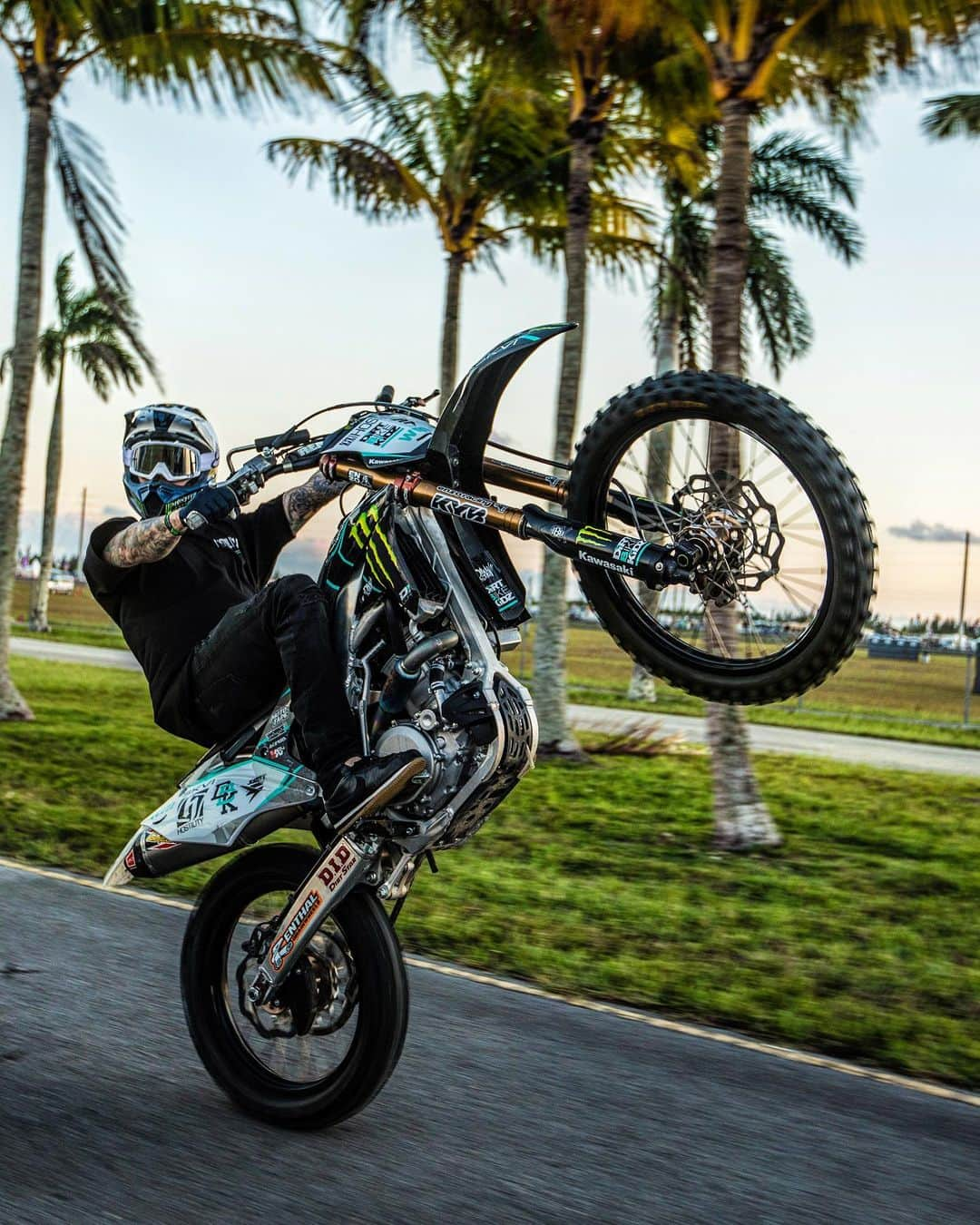 モンスターエナジーさんのインスタグラム写真 - (モンスターエナジーInstagram)「You know what day it is 🔥  @twitchthis8 | #WheelieWednesday #Motocross #MonsterEnergy」8月22日 1時04分 - monsterenergy