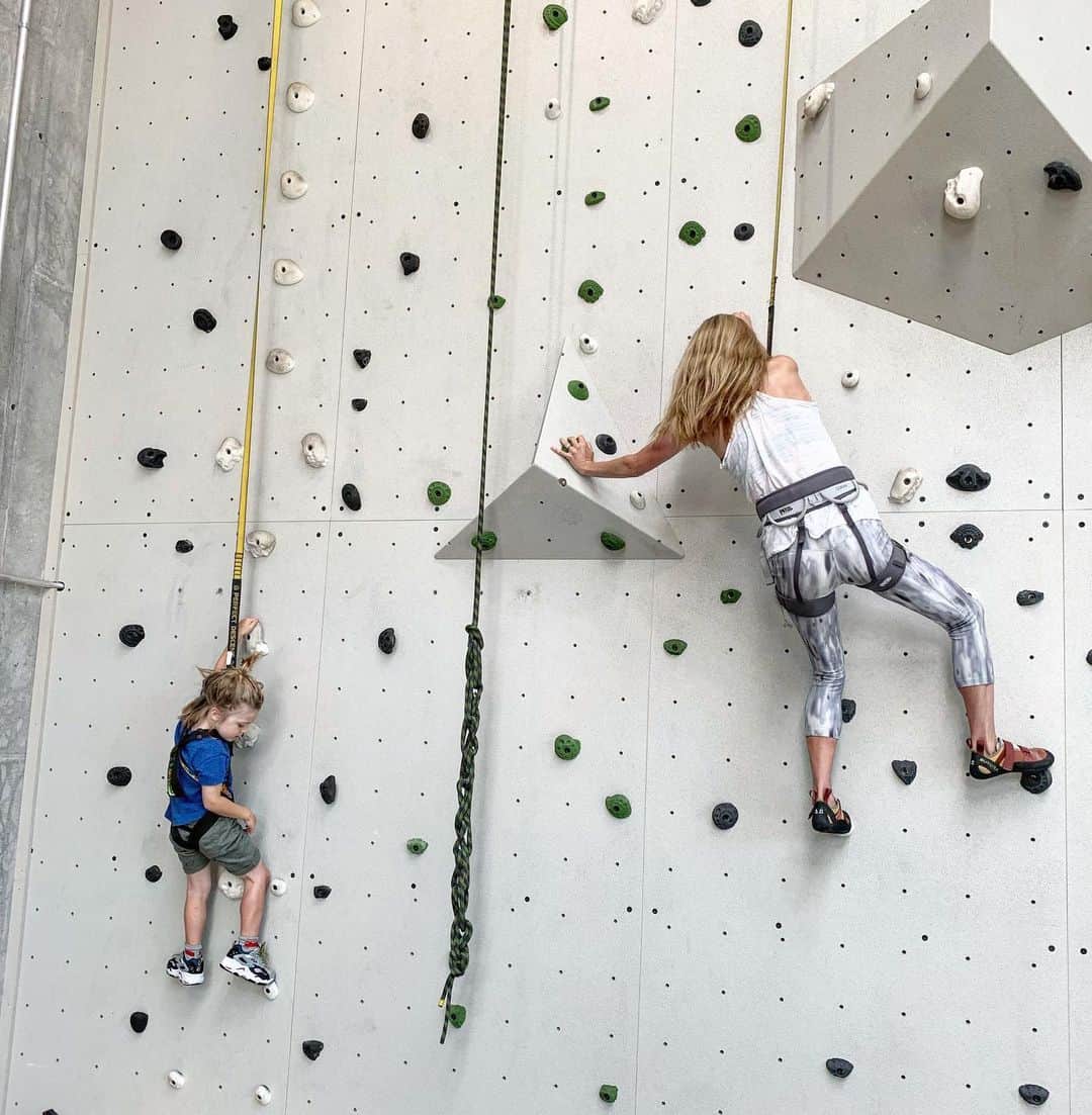 クレア・コフィーのインスタグラム：「Wall flowers. #thatsafetyharnesslyfe」
