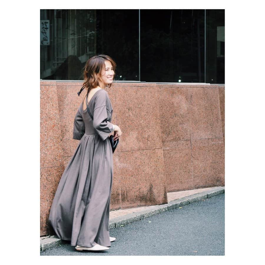 ETRÉ TOKYO ストアさんのインスタグラム写真 - (ETRÉ TOKYO ストアInstagram)「@etretokyo  Staff：本社 Hana 158㎝ 【 @kotajimahana 】  #コットンボリュームボートネックドレス ￥18,000 + TAX 着用 : KHAKI  #サークルベルトバッグ ￥12,000 + TAX 着用 : BLACK  ETRÈで昨年大好評だったのコットンボリュームマキシワンピが今シーズン帰って来ました。サイドの大胆なスリットはそのままに、首元はボートネックにする事でよりリラクシーで女性らしい印象に。 コットン100の生地は肌当たりも柔らかく、お洗濯もできる今の時期に嬉しい素材感です。 抜け感のあるスタイリングにはサンダルやフラットパンプスがおすすめ。 秋はブーツを入れるとコーディネートが締まり、モードなニュアンスをお楽しみ頂けます。  #etretokyo#etre#fashion#ootd#outfit#coordinate#mineby3mootd#casual#etretokyoshinjuku #etretokyoosaka﻿#winter  #エトレ#エトレトウキョウ#コーディネート #tシャツ #シンプル#シンプルコーデ#コットン #大人コーデ#大人カジュアル #LUCUA#ルミネ新宿」8月22日 1時12分 - etretokyo_store