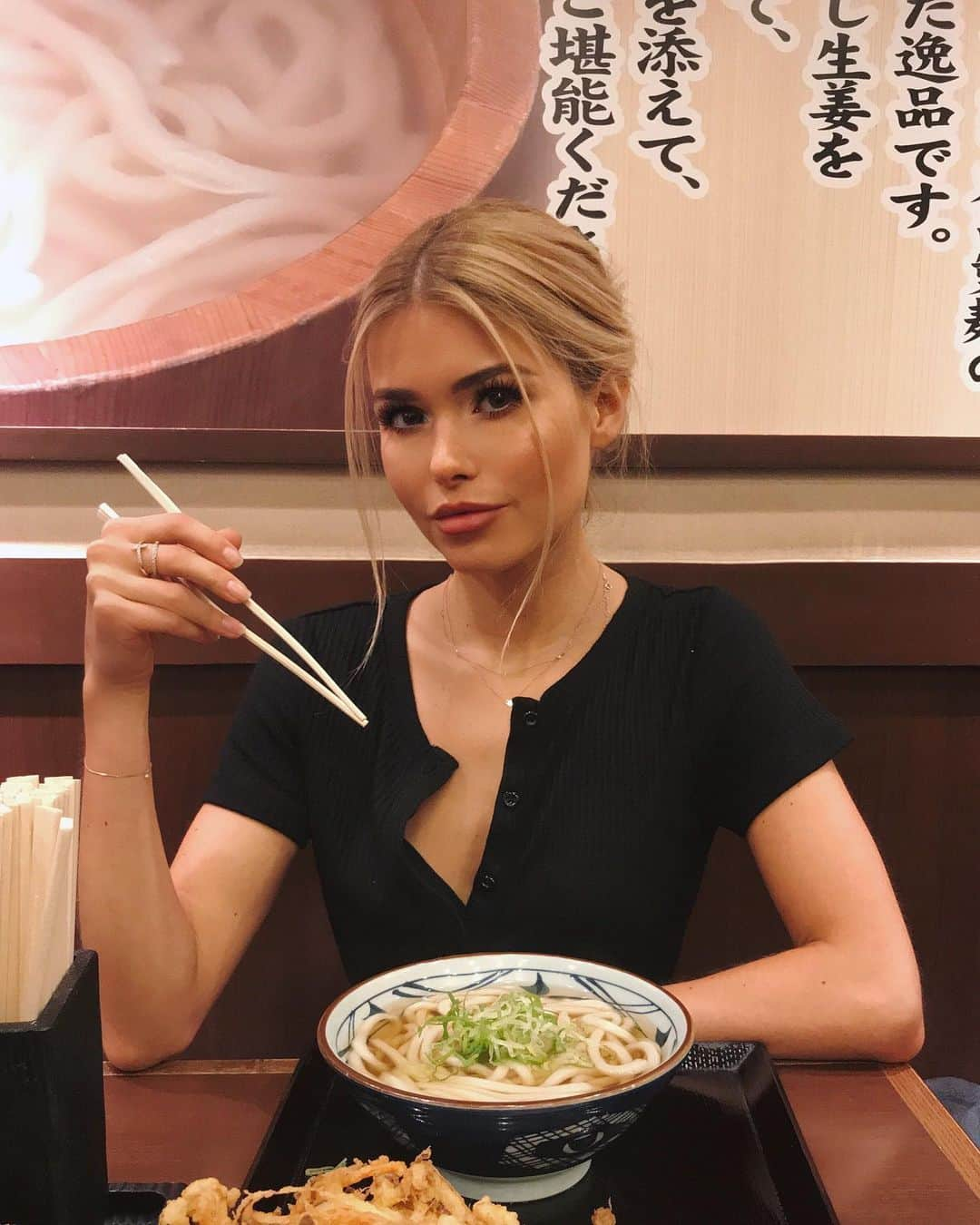 パメラ・ライフさんのインスタグラム写真 - (パメラ・ライフInstagram)「posing with my brother‘s Udon for the gram 🍜」8月22日 1時13分 - pamela_rf