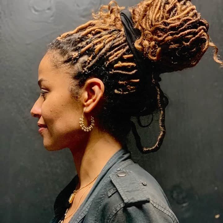 ジーン・トリプルホーンのインスタグラム：「Keep it moving💫⭐️🌟⚡️ . . . .  #movement #animation #hair #locs #perspective #photography」