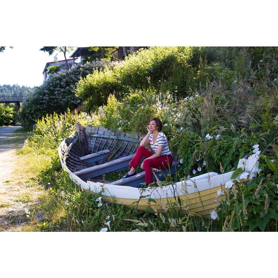 オータム・リーザーさんのインスタグラム写真 - (オータム・リーザーInstagram)「Old rowboat = impromptu photo shoot 🚣🏻‍♀️ 📸 : @rachelsstyle #AllSummerLong airs August 24th! @hallmarkchannel #hallmarkmovies #summer #romance #basedonthebook @wardrobegirls_」8月22日 1時29分 - autumn_reeser