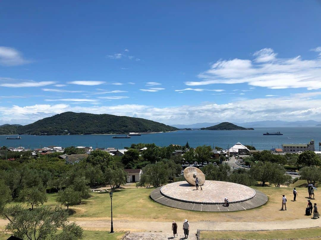 矢野良子さんのインスタグラム写真 - (矢野良子Instagram)「初お盆 実家帰省  今回の旅は甥っ子ちゃんと 初の実家帰省＠お盆  ２日ほど台風で外出が出来なかったけど  少しだけ小豆島に遠征  以前から気になっていた オリーブ園に＠井上誠耕園さんへ  この時期限定のオリーブオイルを買いに 1600本の中の３本ゲット!  その後は 小豆島満喫ツアー . . . ＊魔女の宅急便撮影地にて ３姉妹＋甥っ子 （いや次女、どーやって息子抱えながら飛んだ？？） （いや、長女の頭よ。躍動感ありすぎて大爆笑）  ３姉妹 良い歳してみんなで飛びました  #小豆島#家族旅行#プチ旅行#お盆帰省#甥っ子#魔女の宅急便 #撮影地#ほうきレンタル#３０分は並んだ#何気にここの#オリーブソフトクリームが#美味でした#３姉妹#末っ子#ジャンプ#合わせるの大変だった#撮影済んだら#さっさと退散#おめあては#これだけ」8月22日 1時33分 - ryo_yano12