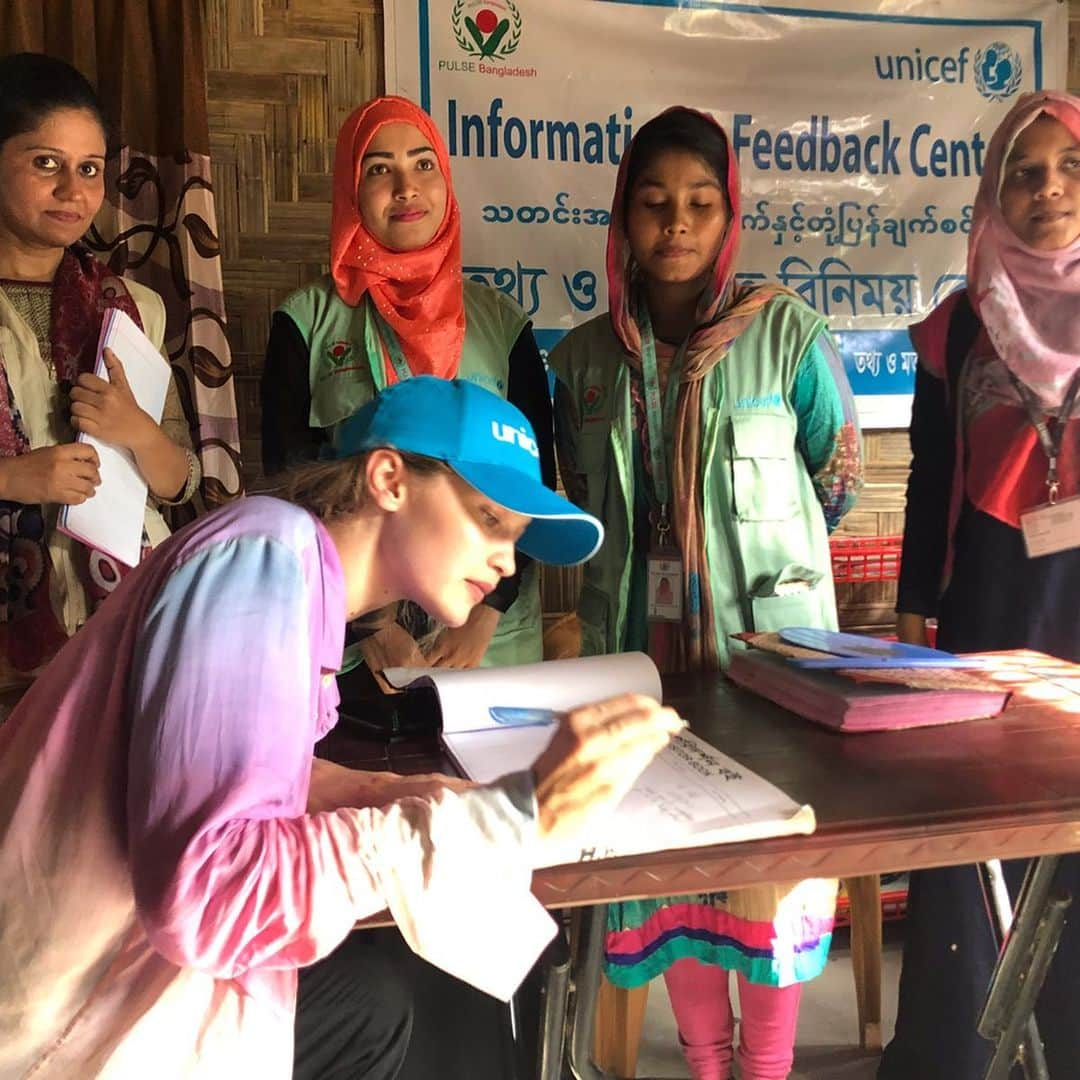 ジジ・ハディッドさんのインスタグラム写真 - (ジジ・ハディッドInstagram)「A year ago this week I was in Cox’s Bazar, Bangladesh to see, first hand, the impact that UNICEF and supporting organizations have on the lives of the Rohingya refugees, in the largest refugee camp in the world- almost One Million people, 500,000+ being children. Just a reminder that this may be out of the media, but they are still there. They have just suffered one of the worst-ever monsoon seasons, which is devastating to non-permanent camps like this. If you can give at this time or even spread awareness, I promise @unicefusa @unicefbangladesh will put it to good use, from education to sanitation to social work + so much more. Every penny truly helps. Link in my bio to learn more 💙」8月22日 1時34分 - gigihadid