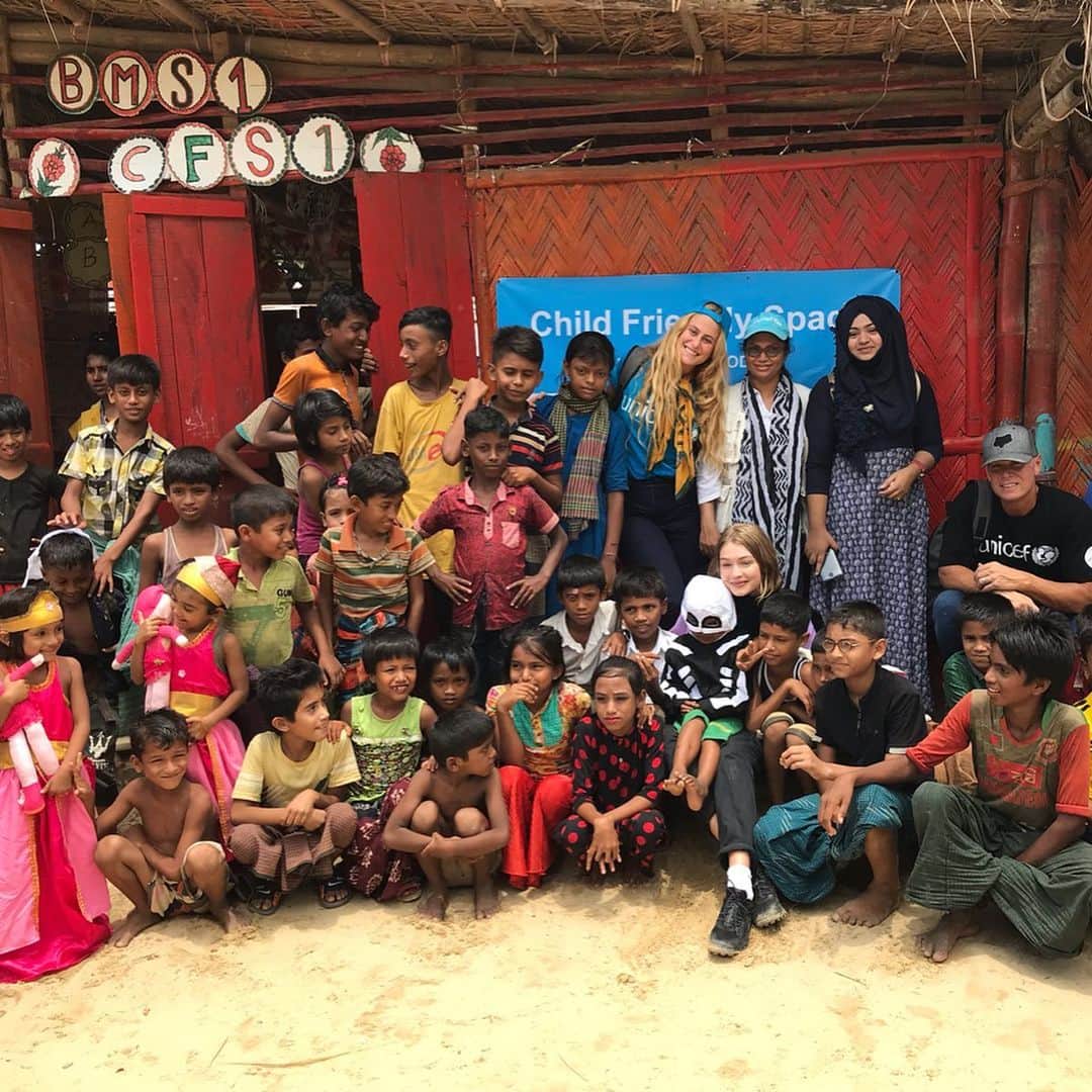 ジジ・ハディッドさんのインスタグラム写真 - (ジジ・ハディッドInstagram)「A year ago this week I was in Cox’s Bazar, Bangladesh to see, first hand, the impact that UNICEF and supporting organizations have on the lives of the Rohingya refugees, in the largest refugee camp in the world- almost One Million people, 500,000+ being children. Just a reminder that this may be out of the media, but they are still there. They have just suffered one of the worst-ever monsoon seasons, which is devastating to non-permanent camps like this. If you can give at this time or even spread awareness, I promise @unicefusa @unicefbangladesh will put it to good use, from education to sanitation to social work + so much more. Every penny truly helps. Link in my bio to learn more 💙」8月22日 1時34分 - gigihadid