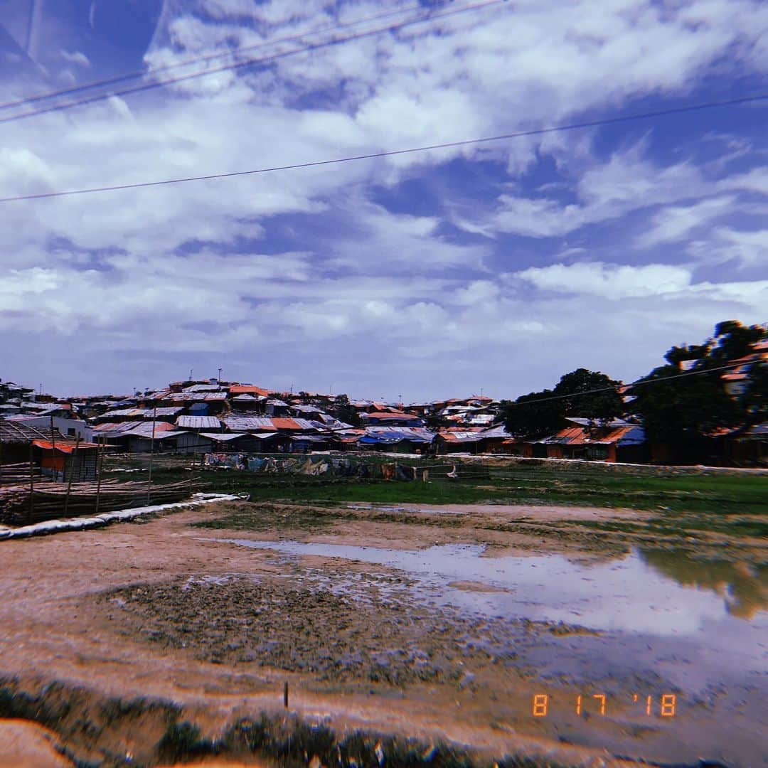 ジジ・ハディッドさんのインスタグラム写真 - (ジジ・ハディッドInstagram)「A year ago this week I was in Cox’s Bazar, Bangladesh to see, first hand, the impact that UNICEF and supporting organizations have on the lives of the Rohingya refugees, in the largest refugee camp in the world- almost One Million people, 500,000+ being children. Just a reminder that this may be out of the media, but they are still there. They have just suffered one of the worst-ever monsoon seasons, which is devastating to non-permanent camps like this. If you can give at this time or even spread awareness, I promise @unicefusa @unicefbangladesh will put it to good use, from education to sanitation to social work + so much more. Every penny truly helps. Link in my bio to learn more 💙」8月22日 1時34分 - gigihadid