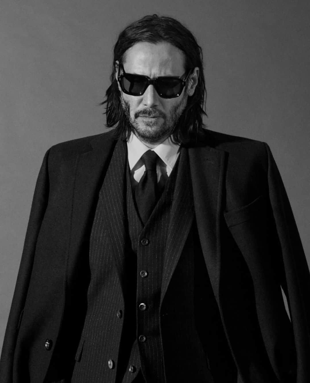 チェスターバリーのインスタグラム：「Great to hear that legend of the silver screen, Keanu Reeves, will be reprising his role as the formidable Neo in The Matrix 4. All the buzz surrounding the unexpected sequel has reminded us of what a pleasure it was to dress Reeves in Chester Barrie on the @gq USA cover back in May. We look forward to seeing what the fourth chapter has in store… . . . #ChesterBarrie #KeanuReeves #Matrix4 #GQ #Actor #JohnWick #CBstyle #TailoredToFit #Savilerow #MenWithStyle #Fashion #MensStyle #Style #Tailoring #Menswear #Jacket #MensFashion #BritishFashion #MensLifestyle #London」