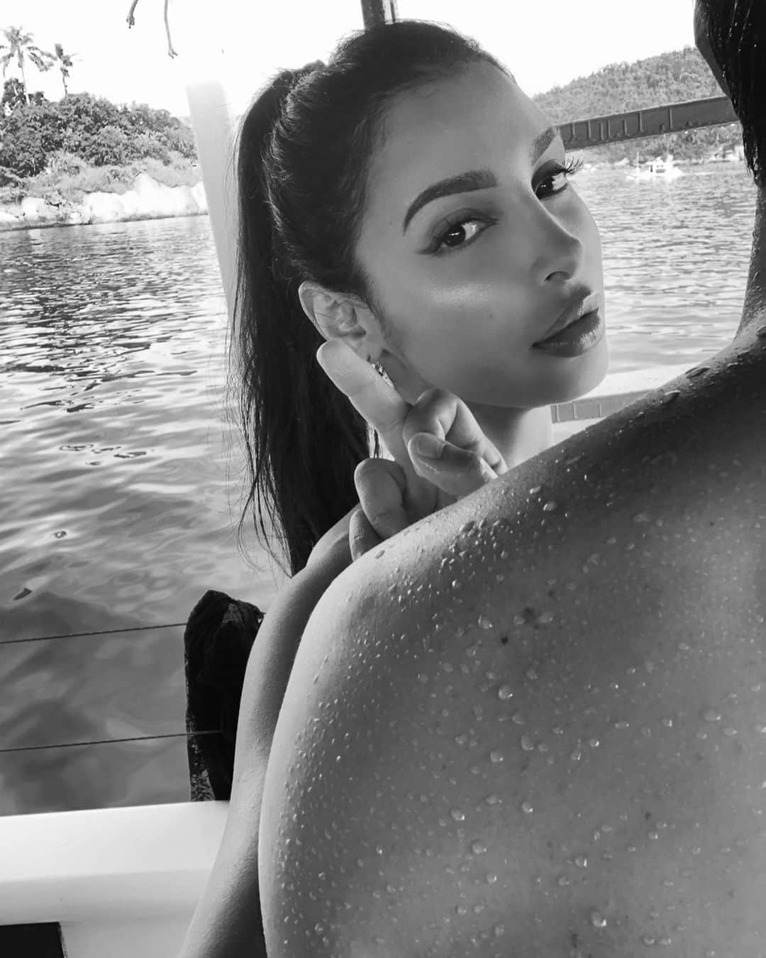 sananasのインスタグラム：「🖕🏻Quand tu n’as plus les mots face à ces gens désireuses de connaître le moindre détail de la vie des autres ... Cette curiosité malsaine est quelque chose que je ne comprendrai jamais. Ce n’est pas parce que certains partagent toute leur vie (et si ça leur convient tant mieux je respecte ce choix on pense tous différemment) que tout le monde doit faire pareil. Vous êtes tellement avides de buzz et de détails “croustillants” que vous en venez à être aigris quand quelqu’un n’affiche pas ou ne montre pas ce que vous aimeriez voir. Je fais la part des choses entre ce que je VEUX montrer et ce qui doit rester ma vie privée et ça a toujours été le cas. Vous êtes irrespectueux face aux gens qui souhaitent préserver leurs êtres chers what the hell ... Vivez votre vie au lieu de vivre à travers celle des autres. Je sais très bien que des photos avec mon mec ou ma famille amèneraient pleins de likes et de vues mais non merci ça ne m’intéresse pas. Même aux wc je n’ai pas le temps de réfléchir à la vie des autres je me demande comment vous faites ... 🤦🏻‍♀️ PS : Mon trou va très bien j’espère qu’il en est de même du tien.」