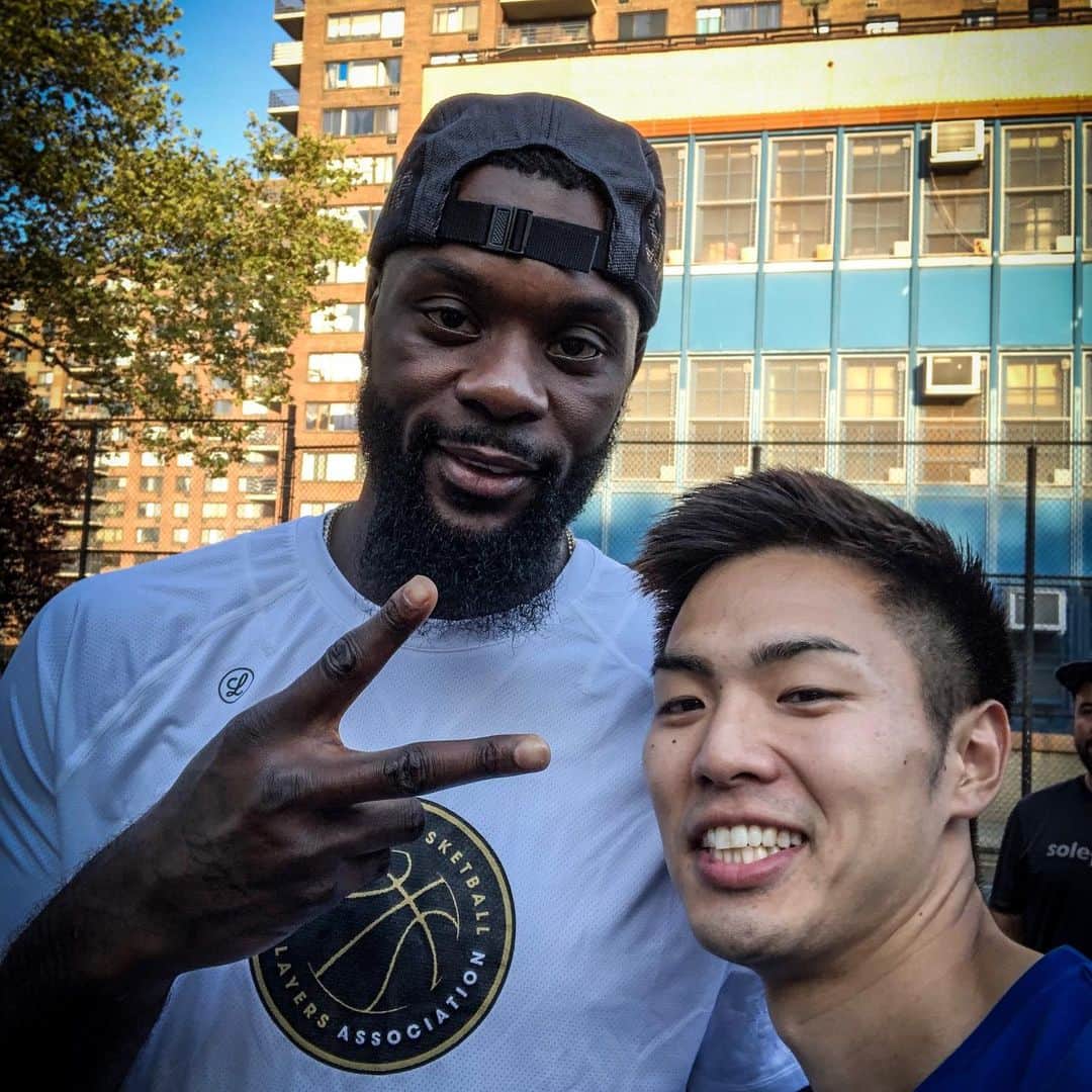 Rikutoさんのインスタグラム写真 - (RikutoInstagram)「久しぶりに興奮したぜよ 🏀🏀🏀🏀🏀 Born Ready aka The 8th Grader! Been following @stephensonlance since I was a teenager. Was proud to play in the same NYC PSAL League as him. Only difference was he played in the top Brooklyn division and my school was in one of the worst Manhattan divisions lol. One of the most versatile, strongest, and entertaining guards in the league today. Good luck in China this year!  2nd pic is with the great @iambarondavis one of the pioneers to completely change the point guard position. Because of guys like him, we now expect 1s to not only shoot, pass, handle the rock, play defense, and lead, but to also score at a high rate, guard 2s, 3s, and 4s, be athletic freaks, etc. basically everything but be a rim runner. I know most people remember him from his We Believe Warriors days but let’s not forget how cold BDiddy was when he was on the Hornets 🥶🔥」8月22日 1時47分 - rikutoaf