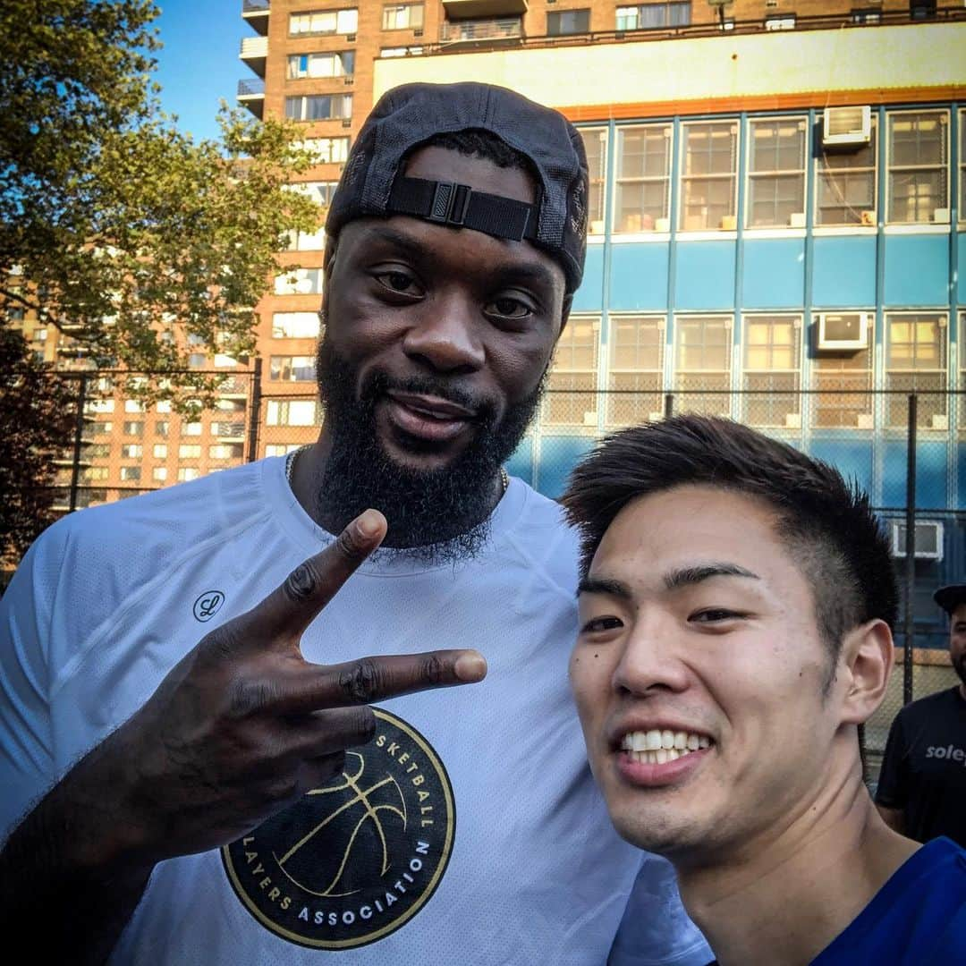 Rikutoのインスタグラム：「久しぶりに興奮したぜよ 🏀🏀🏀🏀🏀 Born Ready aka The 8th Grader! Been following @stephensonlance since I was a teenager. Was proud to play in the same NYC PSAL League as him. Only difference was he played in the top Brooklyn division and my school was in one of the worst Manhattan divisions lol. One of the most versatile, strongest, and entertaining guards in the league today. Good luck in China this year!  2nd pic is with the great @iambarondavis one of the pioneers to completely change the point guard position. Because of guys like him, we now expect 1s to not only shoot, pass, handle the rock, play defense, and lead, but to also score at a high rate, guard 2s, 3s, and 4s, be athletic freaks, etc. basically everything but be a rim runner. I know most people remember him from his We Believe Warriors days but let’s not forget how cold BDiddy was when he was on the Hornets 🥶🔥」