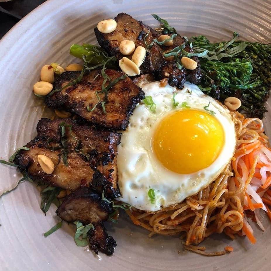 Eater LAさんのインスタグラム写真 - (Eater LAInstagram)「The Get in My Belly Pork Bowl from @granville with ponzu pork belly, fried egg, and soba noodles. 📸: @so_fresh_and_so_queen_queen. Hashtag #eaterla on your best photos for a chance to be featured.」8月22日 1時52分 - eater_la