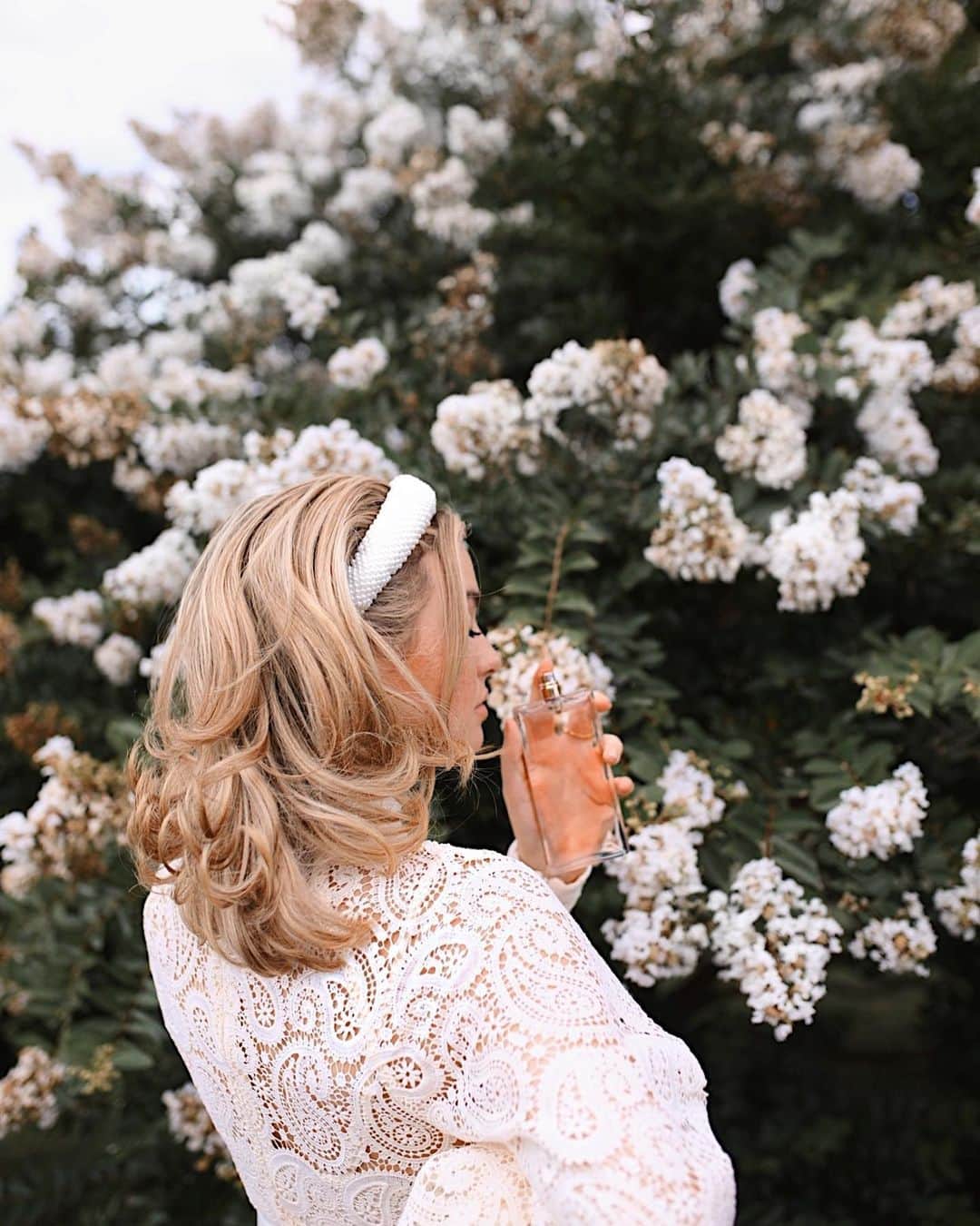 Kelsey Simoneのインスタグラム：「Holding on to the last bits of summer with the lovely fragrance IDÔLE ✨ IDÔLE makes me feel as if I’m on a summer vacation in the south of France even on a cloudy day at home – with notes of Jasmine, White Musk and Vanilla! Get IDÔLE for yourself & see where it takes you! #IdoleByLancome #LancomePartner」