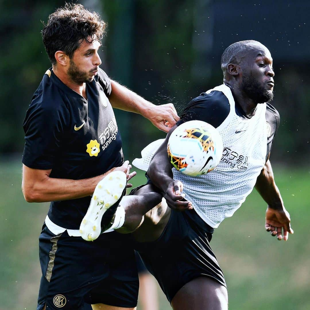 インテルナツィオナーレ・ミラノさんのインスタグラム写真 - (インテルナツィオナーレ・ミラノInstagram)「BATTLING IN TRAINING 👊🏼🔥 #Inter #ForzaInter #Ranocchia #Lukaku #Training #Football」8月22日 2時05分 - inter