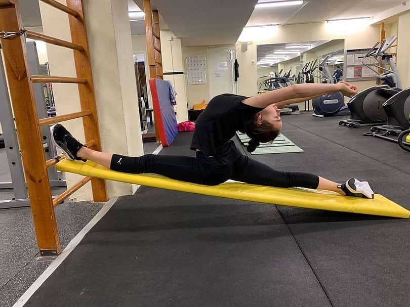 アリーナ・ザギトワさんのインスタグラム写真 - (アリーナ・ザギトワInstagram)「Растяжка каждый день 🧘‍♀️ daily stretch 🧘‍♀️ ストレッチング  #спорт #растяжка #stretch」8月22日 2時05分 - azagitova