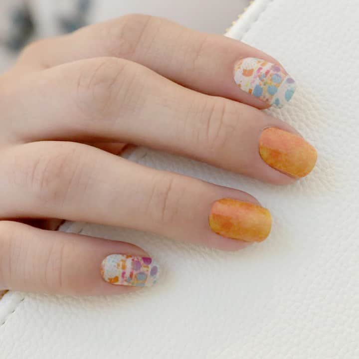 Jamberryさんのインスタグラム写真 - (JamberryInstagram)「M A K E • A • S T A T E M E N T  Mix & match and make a statement wearing any of the six bold and beautiful exclusive designs featured in August StyleBox. Plus, enjoy two F.R.E.E. SMART•stiks with every StyleBox this month as our gift to you. . . . What are SMART•stiks? This pineapple-flavored drink helps boost creativity, focus and overall cognitive potential with safe, proven nootropic ingredients. Add one SMART to 16 oz. of chilled water for a refreshing BRAIN BOOST (and all for just 10 tiny calories). . . . Get this StyleBox thru August 27 at 11:59 p.m. MT. ((And don’t forget . . . StyleBox subscribers enjoy unlimited add-on’s, handpicked styles, and F.R.E.E. shipping every month.)) . . . . #stylebox #styleboxjn #styleboxjnaugust2019 #jamberry #jamberrynails #nailfie」8月22日 2時16分 - jamberry