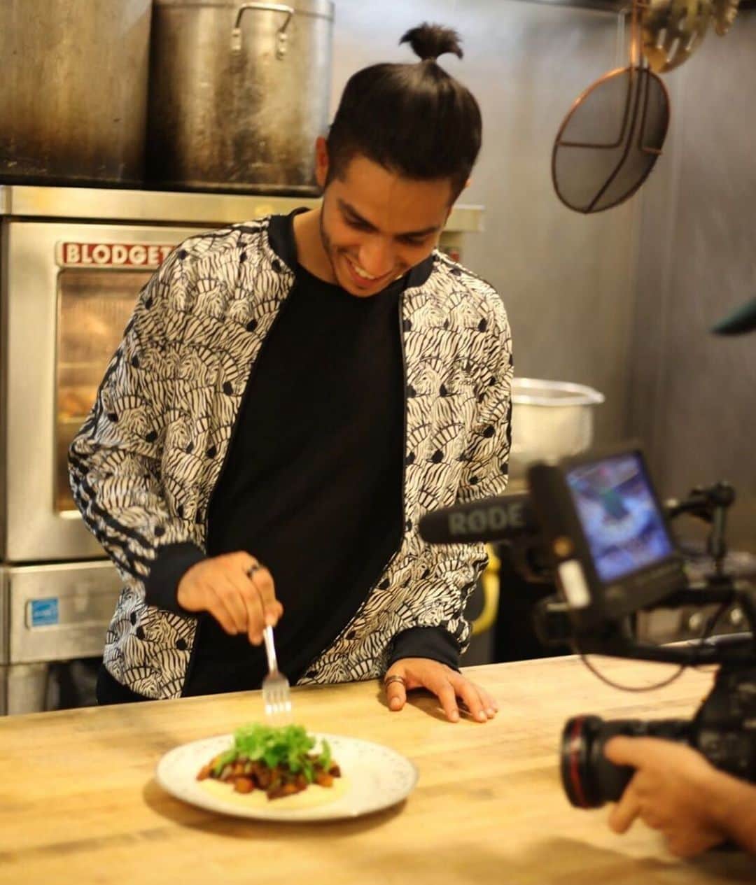 メナ・マスードのインスタグラム：「It's a tough job but someone's gotta do it 😉 Check out @evolvingvegan for the awesome food I've eaten in the name of work 😂」
