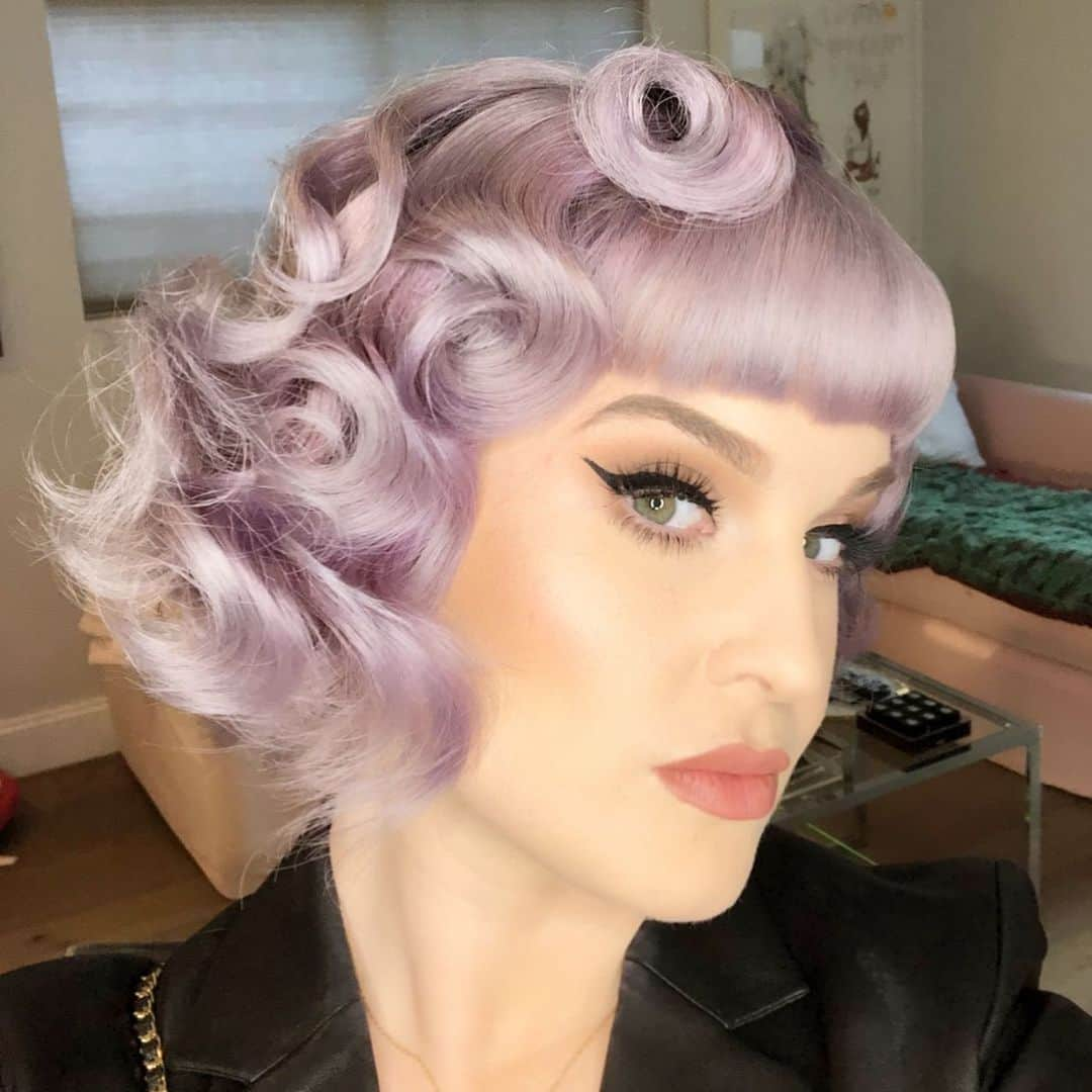 ケリー・オズボーンさんのインスタグラム写真 - (ケリー・オズボーンInstagram)「Thank you @kipzachary & @milesjeffrieshair for getting me ready for the #anglehasfallen premier last night! 💜💜💜」8月22日 2時18分 - kellyosbourne