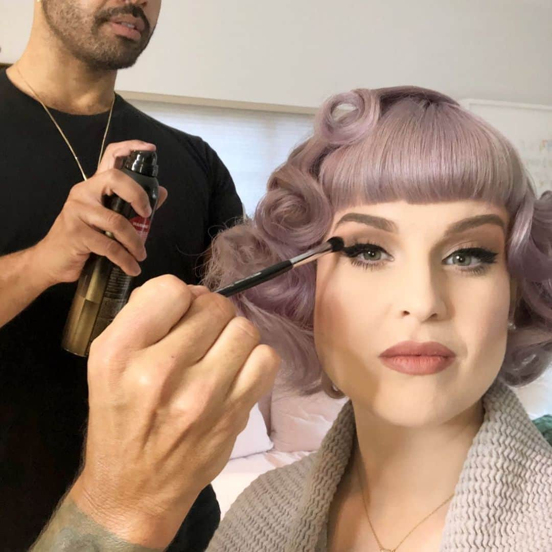 ケリー・オズボーンさんのインスタグラム写真 - (ケリー・オズボーンInstagram)「Thank you @kipzachary & @milesjeffrieshair for getting me ready for the #anglehasfallen premier last night! 💜💜💜」8月22日 2時18分 - kellyosbourne