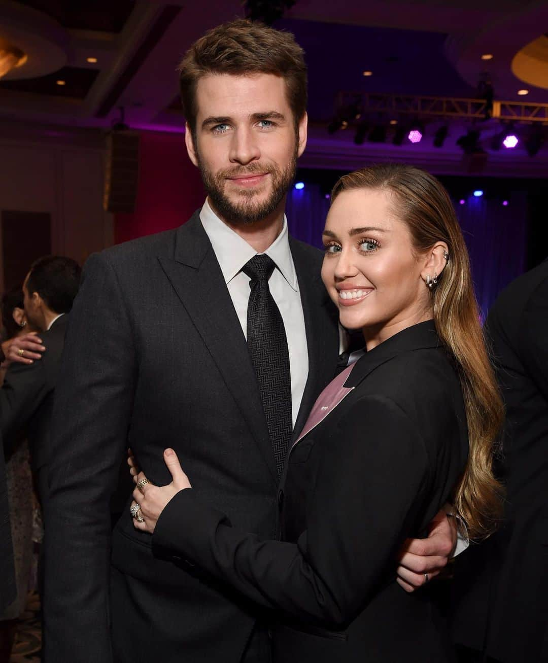 ELLE Magazineさんのインスタグラム写真 - (ELLE MagazineInstagram)「#LiamHemsworth has reportedly filed for divorce from #MileyCyrus, citing “irreconcilable differences.” 💔 Link in bio for everything we know so far.」8月22日 2時33分 - elleusa