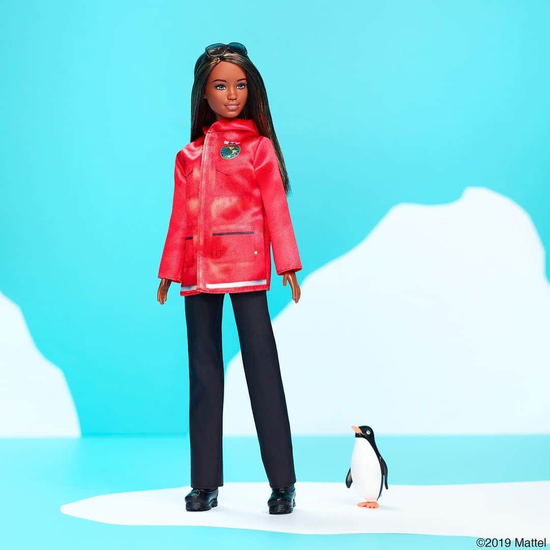 バービーさんのインスタグラム写真 - (バービーInstagram)「Coat: ✅ Boots: ✅ Imagination: ✅  Explore oceans and polar marine life with the #Barbie @natgeo Polar Marine Biologist Doll! Shop now.」8月22日 2時33分 - barbie