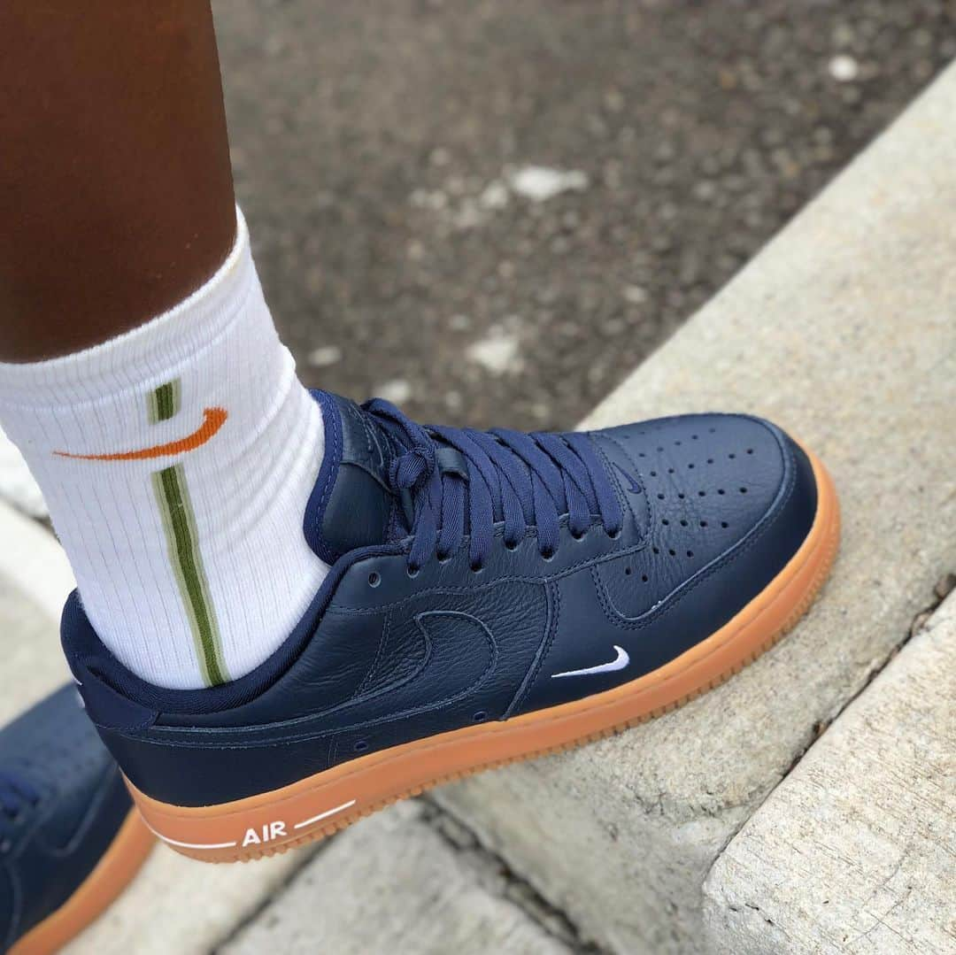 Mr. Tyさんのインスタグラム写真 - (Mr. TyInstagram)「#todayskicks, another day, another NikeID AF1. I really wanted to utilize the really good leather from this option. Had to add the contrasting mini swoosh seeing it’s not seen too often. See what I did there.  #ijustlikeshoes #af1 #wrigley #airforce1id #airforceone #af1gallery #ids #teamaf1 #myids #af1always #af1squad #forcegang #nikeid #knicks #airforce1cartel #tysid #wdywt #hnbmg #MyNikeIDs #nikeidx #nikeidaxd #hskicks #soletoday #af1id #whatiwore #ファッション #コーディネート #nikebyyou」8月22日 2時30分 - regularolty