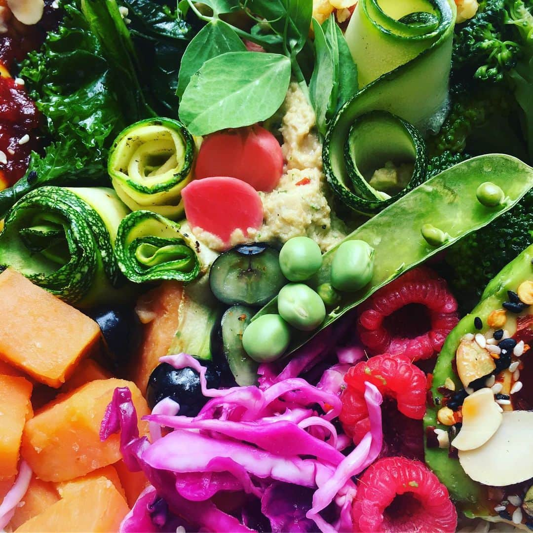 ブライオニー・ペイジさんのインスタグラム写真 - (ブライオニー・ペイジInstagram)「Mmmmmmmm 😋 Can’t resist a tasty rainbow bowl from @pomkitchen_ when in Sheffield 🌈 #healthyfood #nutrition #vegan #rainbowbowl」8月22日 2時30分 - bryony_page