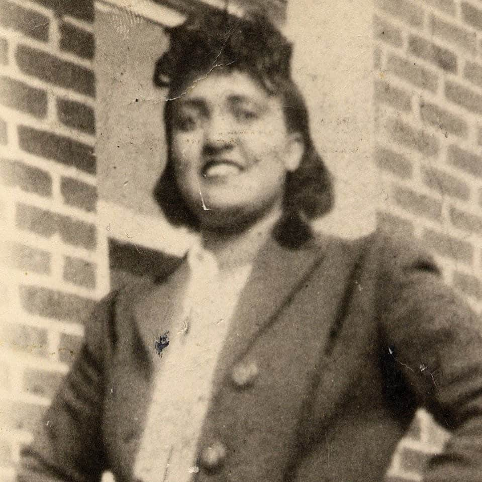 ションダ・ライムズさんのインスタグラム写真 - (ションダ・ライムズInstagram)「Let’s get into some #inspirationwednesday. In 1951, Henrietta Lacks was diagnosed with cervical cancer. While she was being treated, a sample of cancerous cells was taken from her cervix without her consent, but something remarkable was discovered: her cells wouldn’t die and could be multiplied. Even though Lacks died in 1951, her cells (known as HeLa) became integral to some of the most important medical research including the development of vaccines, in vitro fertilization, cloning, and gene mapping. 📷: Washington Post」8月22日 2時31分 - shondarhimes