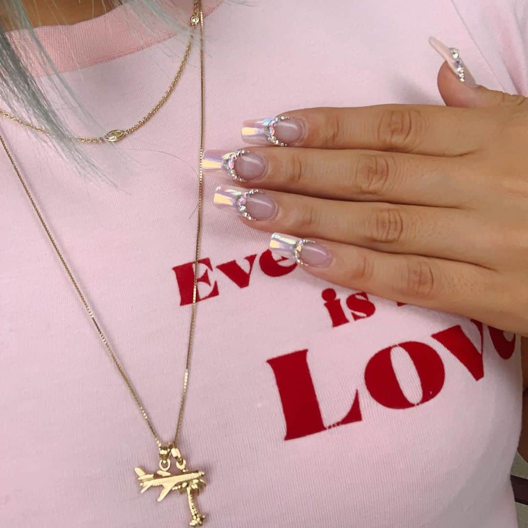 植野有砂さんのインスタグラム写真 - (植野有砂Instagram)「New nails 👸🏼💅💓 @jillandlovers @mamijingu ❣️新しいネイルはオーロラガンメタの水色とピンク☺️💕この偽物感がかわいすぎる😚💕 #nails」8月22日 11時55分 - alisaueno