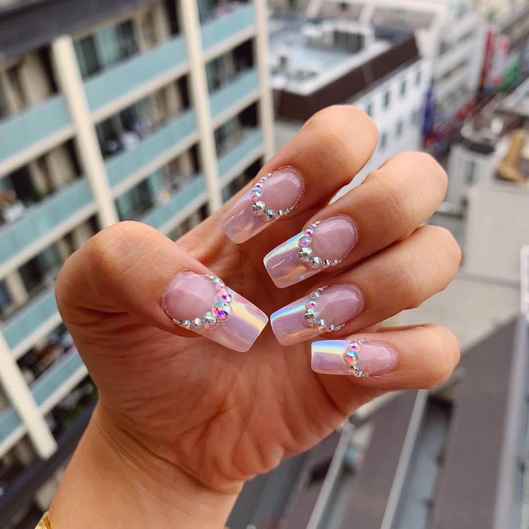 植野有砂さんのインスタグラム写真 - (植野有砂Instagram)「New nails 👸🏼💅💓 @jillandlovers @mamijingu ❣️新しいネイルはオーロラガンメタの水色とピンク☺️💕この偽物感がかわいすぎる😚💕 #nails」8月22日 11時55分 - alisaueno