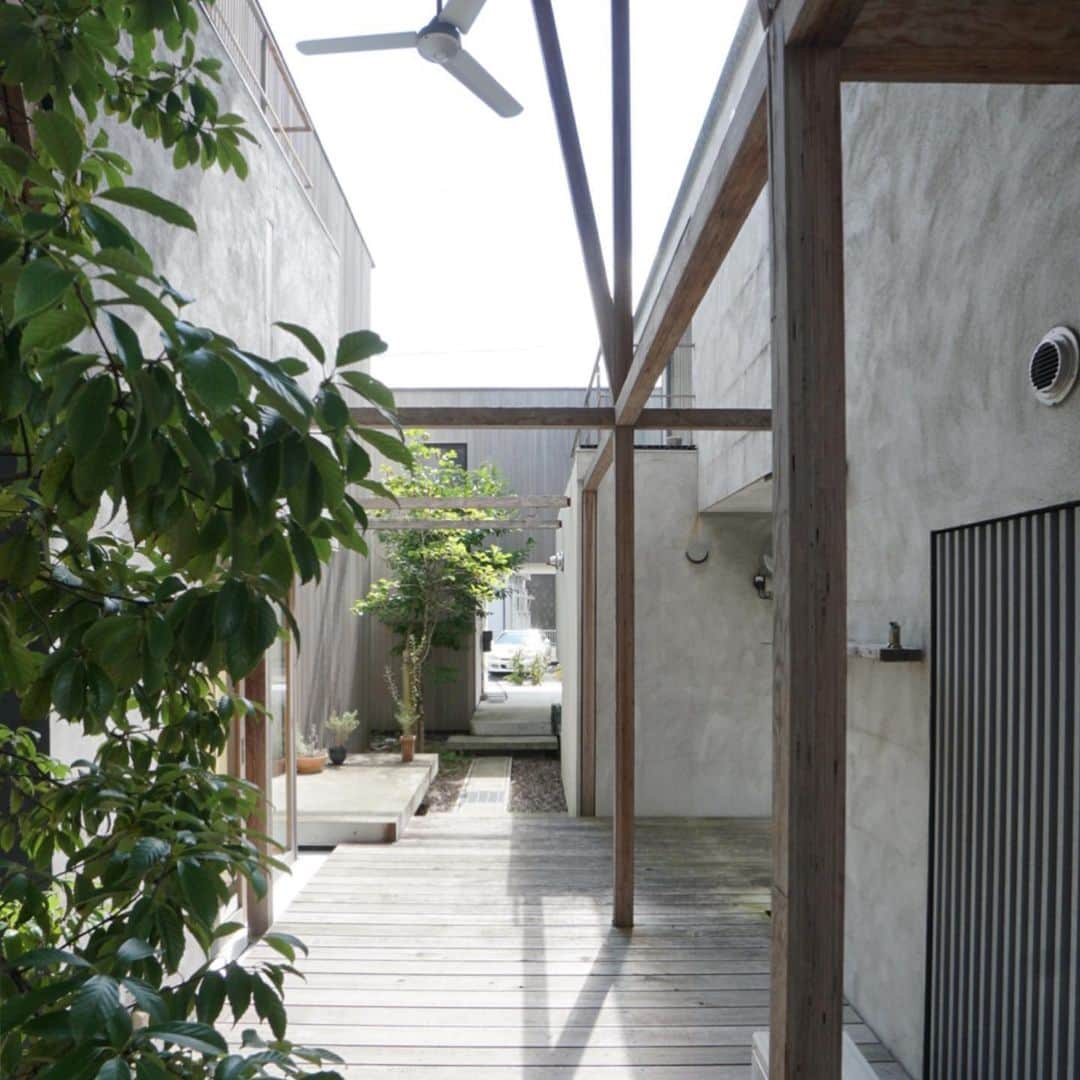 伊藤瑞貴建築設計事務所のインスタグラム：「岡崎にある集合住宅。 とても魅力的な空間で、新しい暮らしの提案がいっぱい！ 傷みが激しいのが少々残念。」